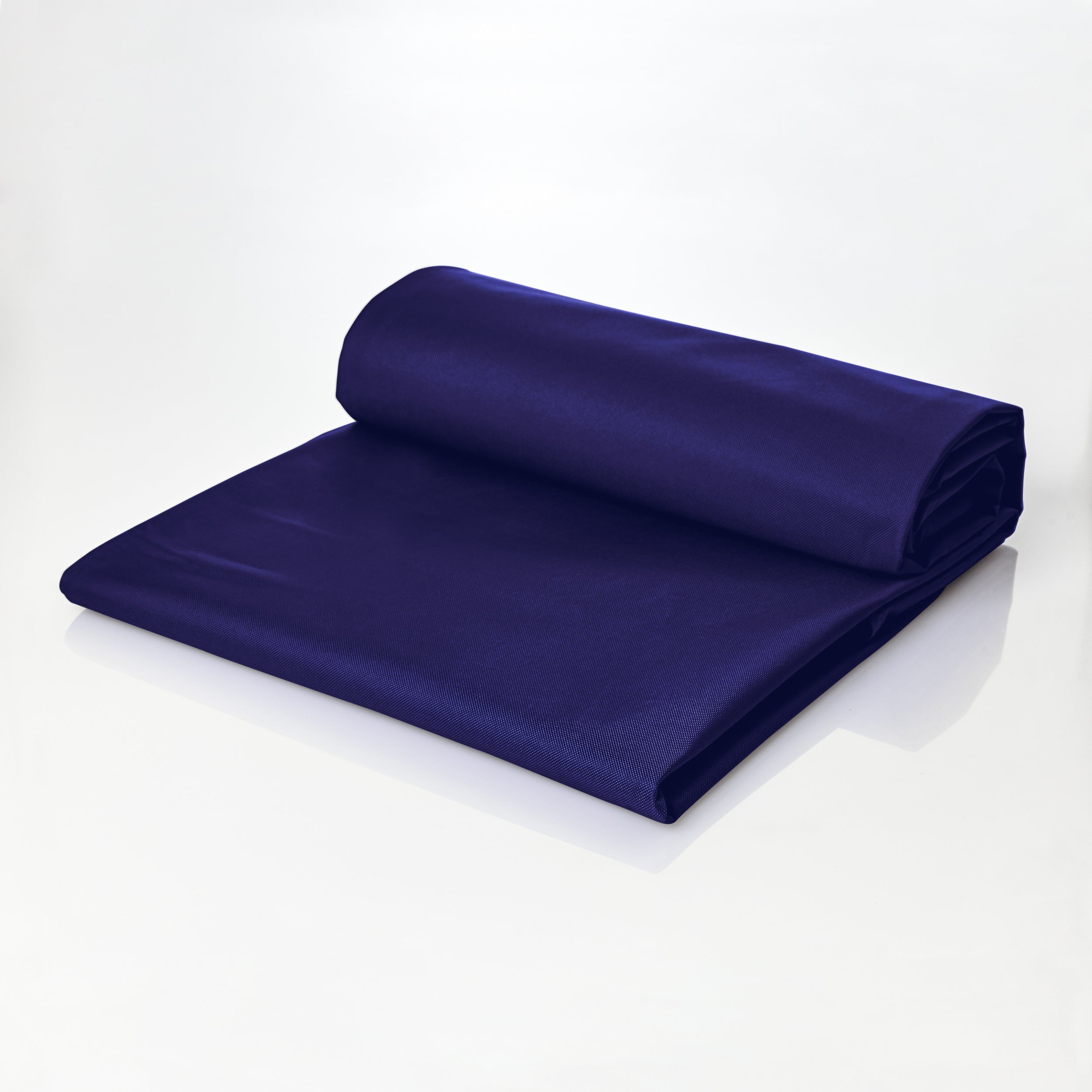Sitzsackhülle für den LUMALAND XXL-Sitzsack in Navyblau, halb aufgerollt, halb ausgebreitet.