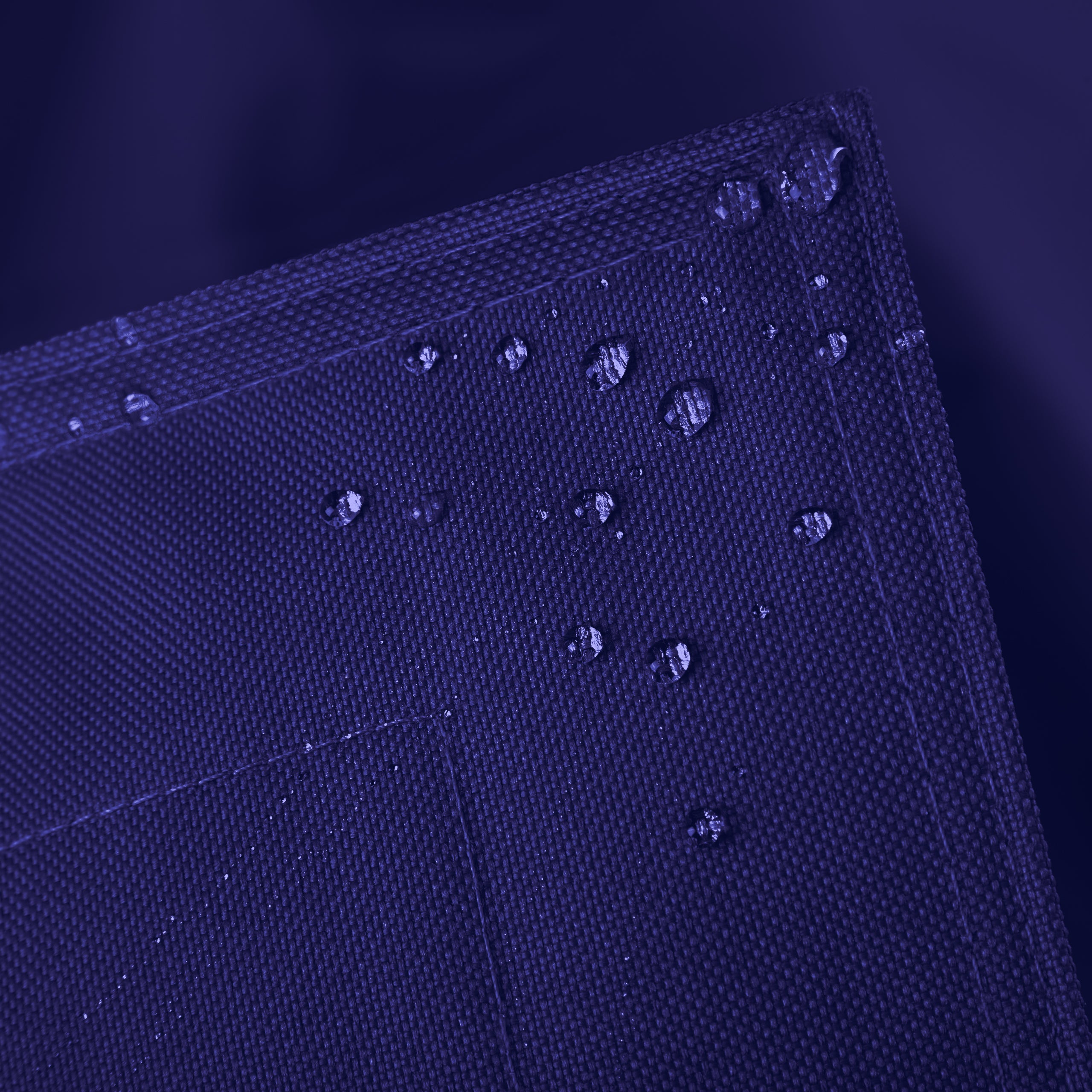Sitzsackhülle des XXL Sitzsackes von LUMALAND in Navyblau im Detail mit Wassertropfen - Wasserabweisende Hülle.