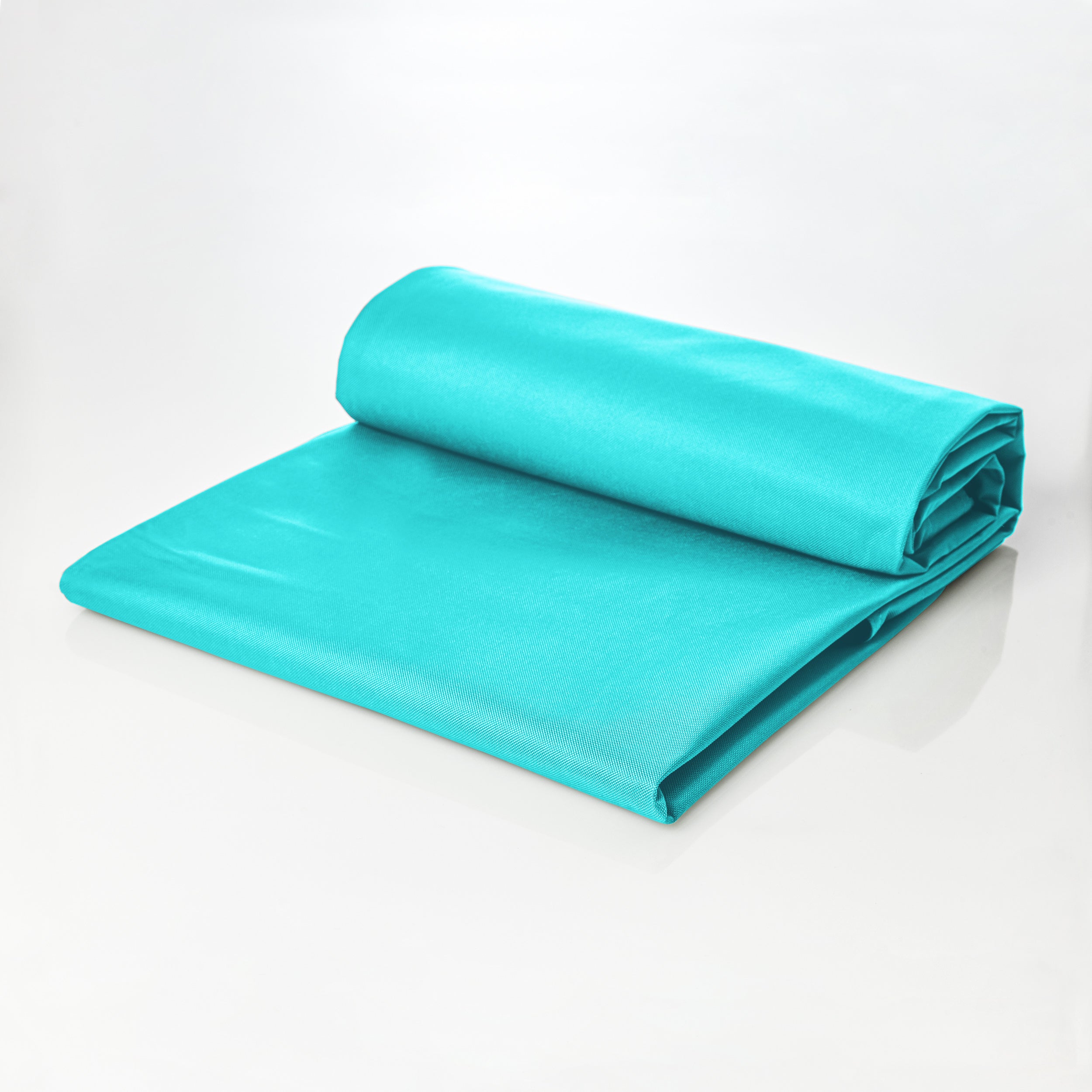 Sitzsackhülle für den LUMALAND XXL-Sitzsack in Aquamarin, halb aufgerollt, halb ausgebreitet.