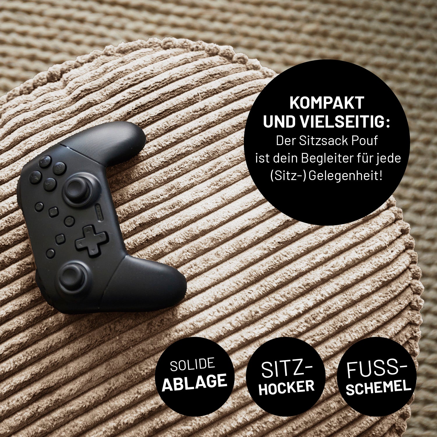 Beiger Cord-Pouf mit Gamecontroller als Ablage. Icons "Kompakt & Vielseitig - Begleiter für jede (Sitz-) Gelegenheit", "Solide Ablage", "Sitzhocker" und "Fussschemel".