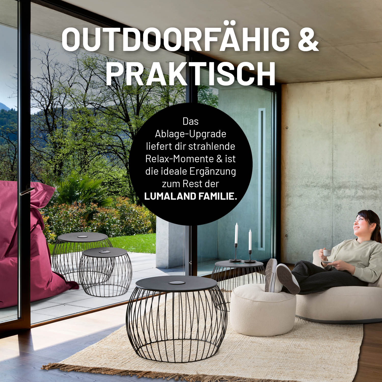 Eine Frau entspannt an einer Terrassentür auf dem Sitzsofa und hat die Beistelltische im Wohnzimmer und Terrasse platziert.