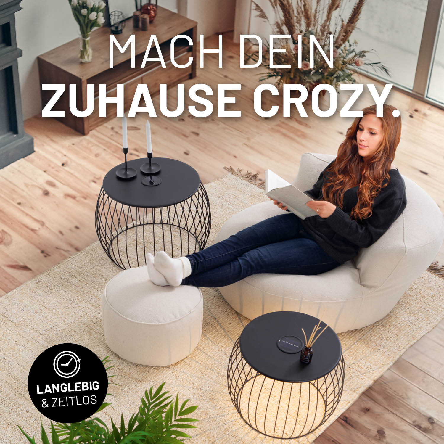 In einem modernen Wohnzimmer sitzt eine Frau auf den Sitzmöbeln aus der LUMALAND Teddy-Reihe, neben ihr die Tische als Ablage.