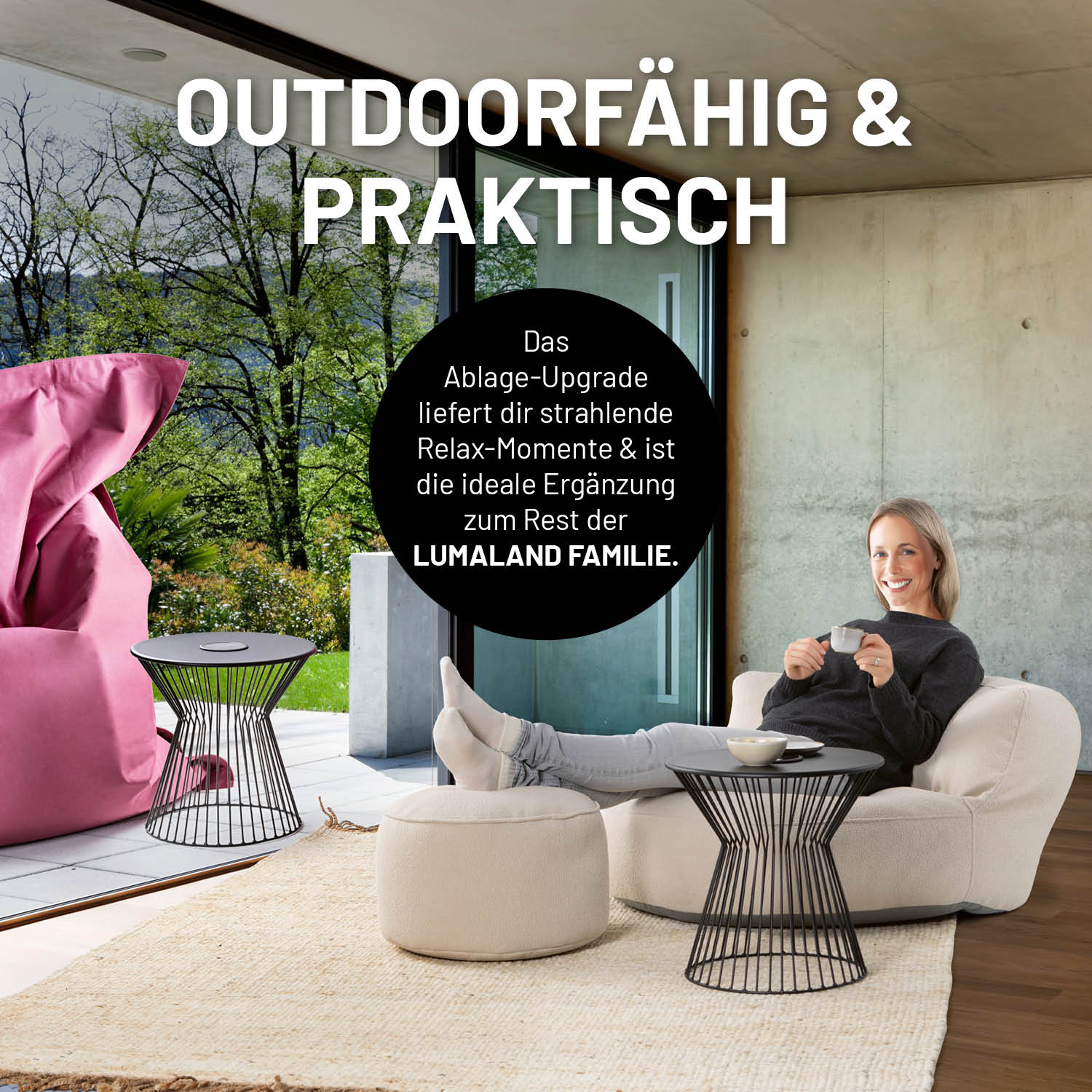Eine Frau entspannt an einer offenen Terrassentür auf dem LUMALAND Sitzsofa und hat den Beistelltische daneben gestellt.