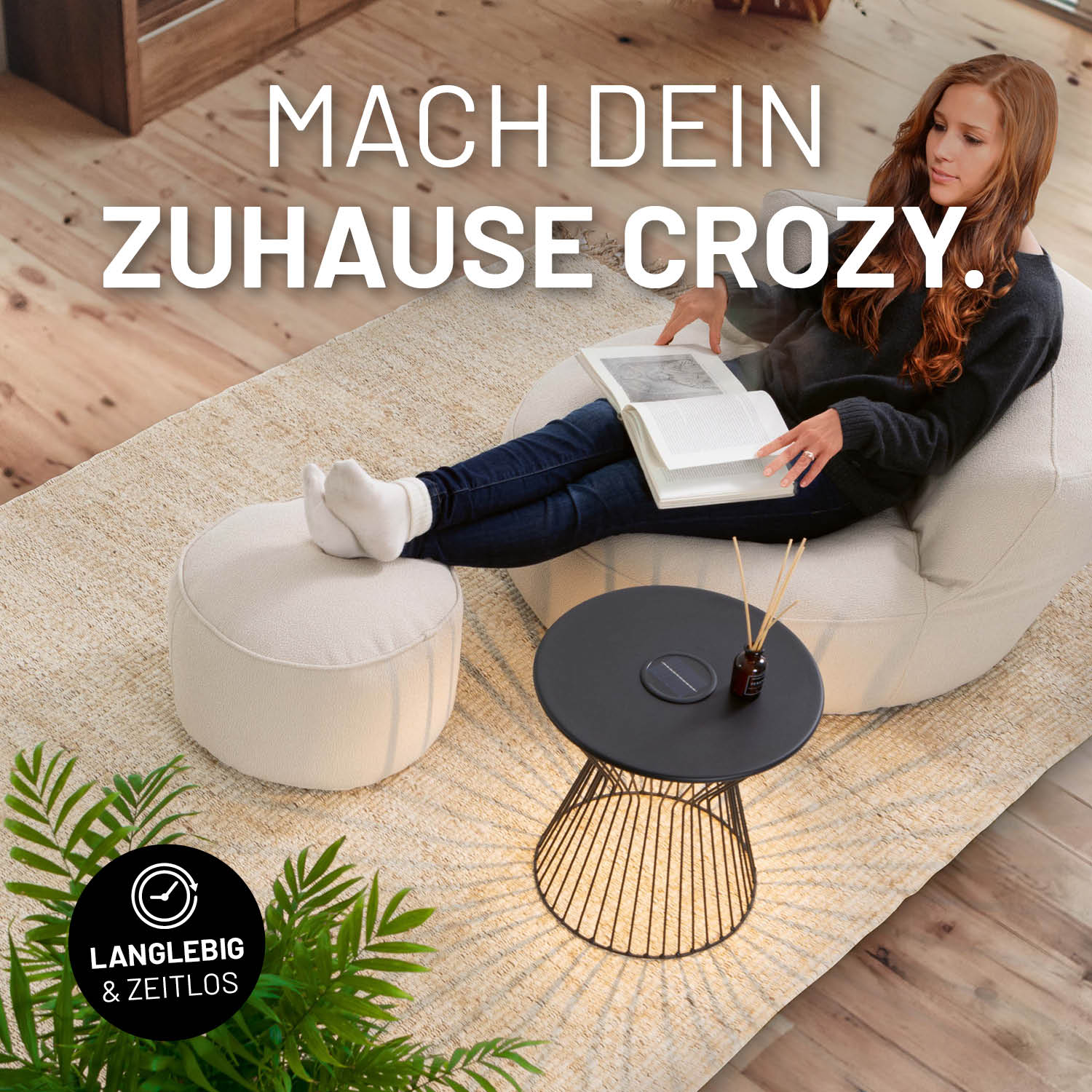 In einem modernen Wohnzimmer sitzt eine Frau auf den Sitzmöbeln aus der LUMALAND Teddy-Reihe, neben ihr der Tisch als Ablage.