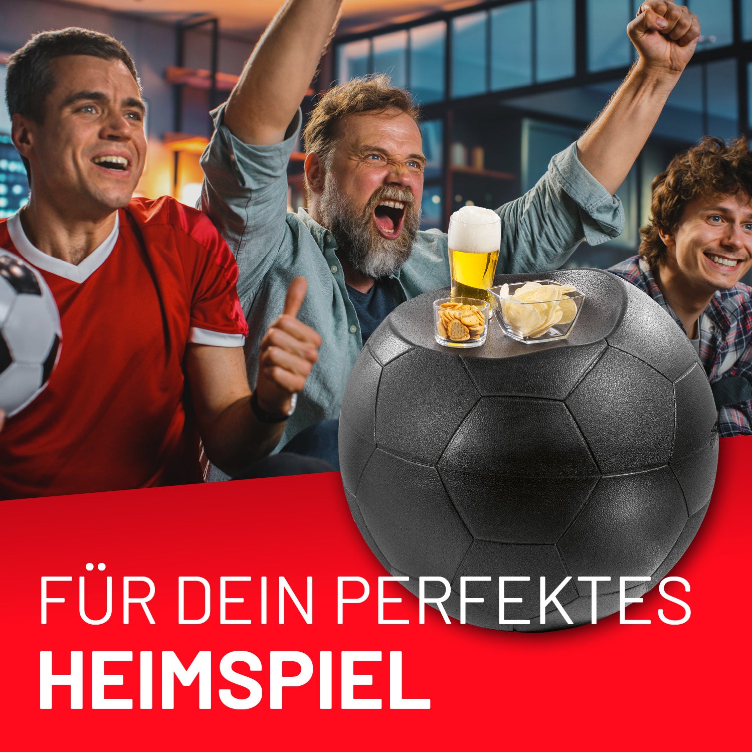 Sich freuende Fußball-Fans im Wohnzimmer mit davorgesteller Kühlbox als Ablage für Getränke & Snacks.