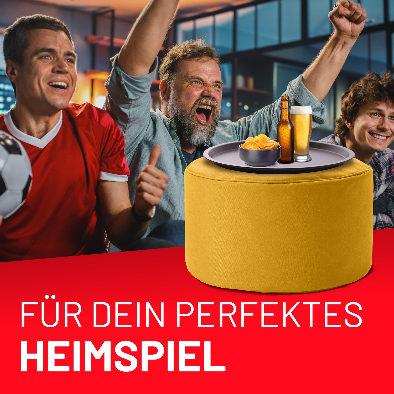 Jubelnde Fußballfans und davor aufgestellt der gelbe Pouf, genutzt als Ablage für Getränke und Snacks.