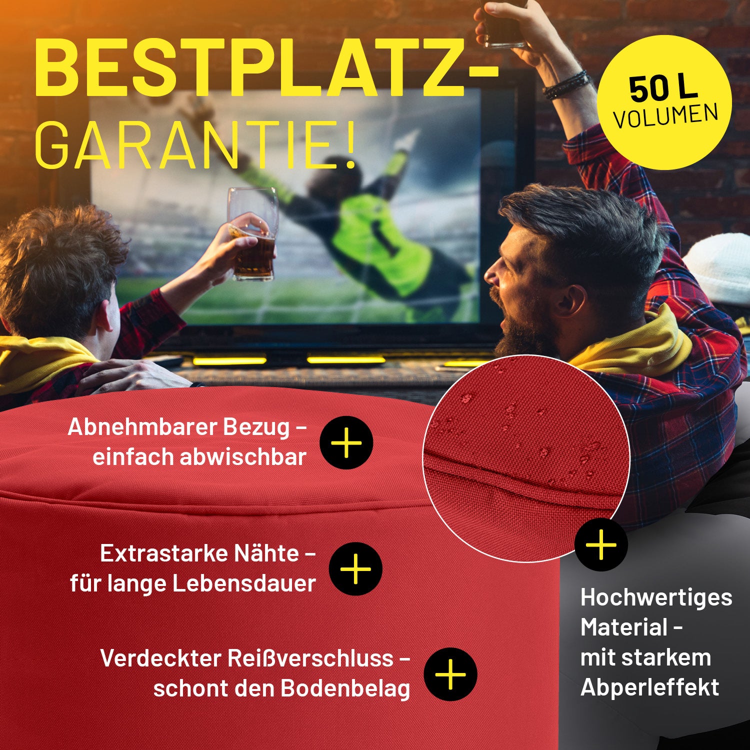 Männer beim Fußball gucken und roter Pouf mit Produktdetails: "Abnehmbarer Bezug, Extrastarke Nähte und verstecker Reißverschluss.