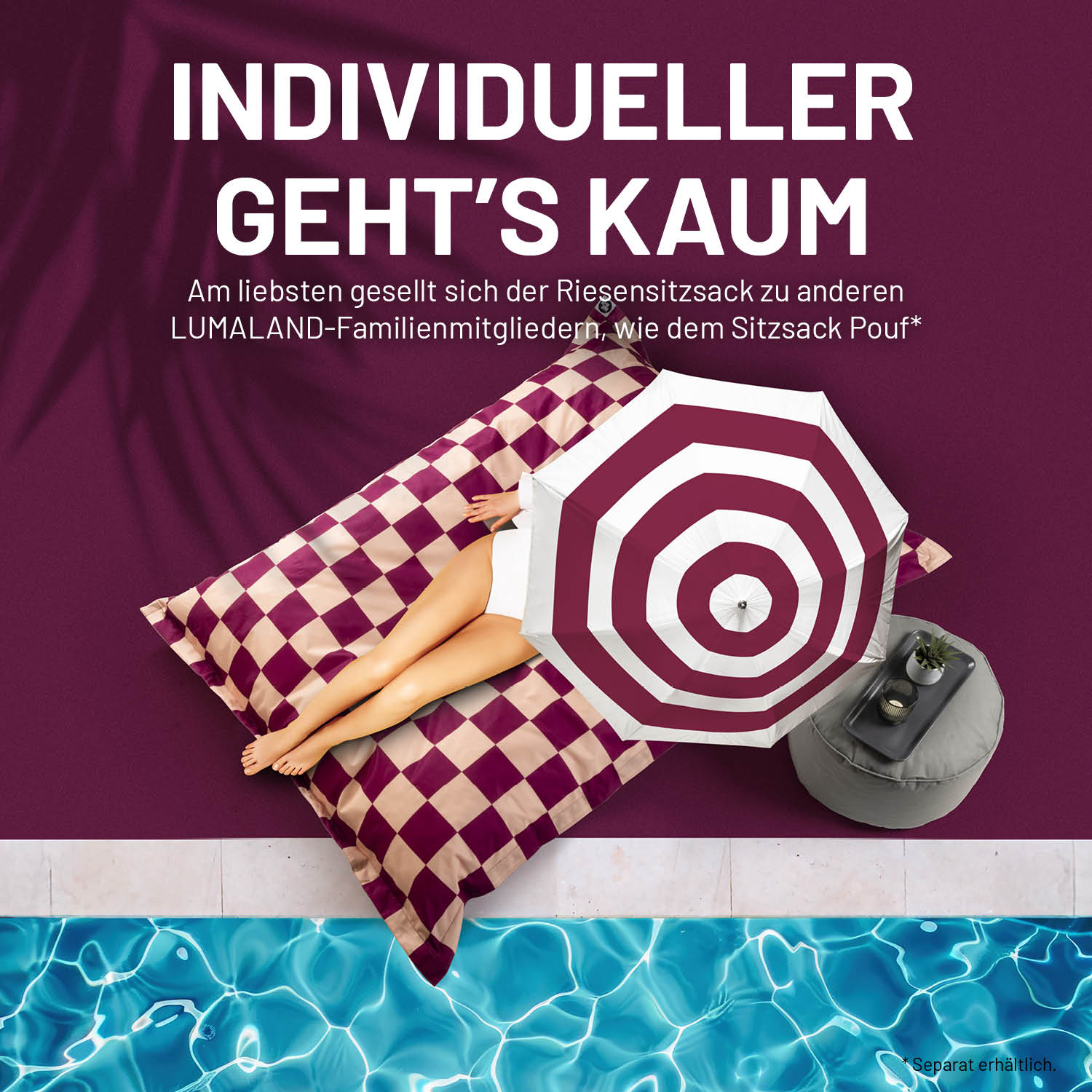 Eine Frau entspannt unter einem Sonnenschirm auf dem Weinrot-Pfirisch XXL-Sitzsack Karo am Pool, daneben ein Pouf.