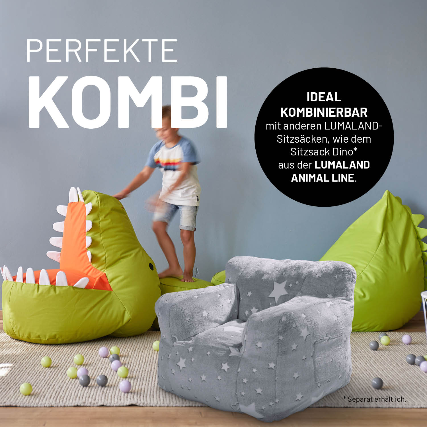 Ein Kind spielt auf unserem grünen Dino Kinder-Sitzsack. Im Vordergrund steht der graue LUMALAND Kids-Sessel.