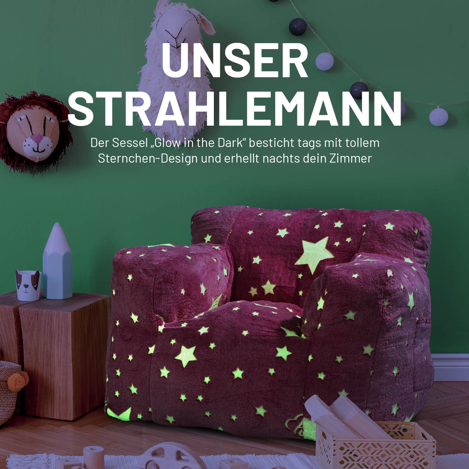 Pinker Kinderzimmer-Sitzsack "Glow in the Dark" bei Dunkelheit mit leuchtenden Sternen in einem Jugendzimmer.