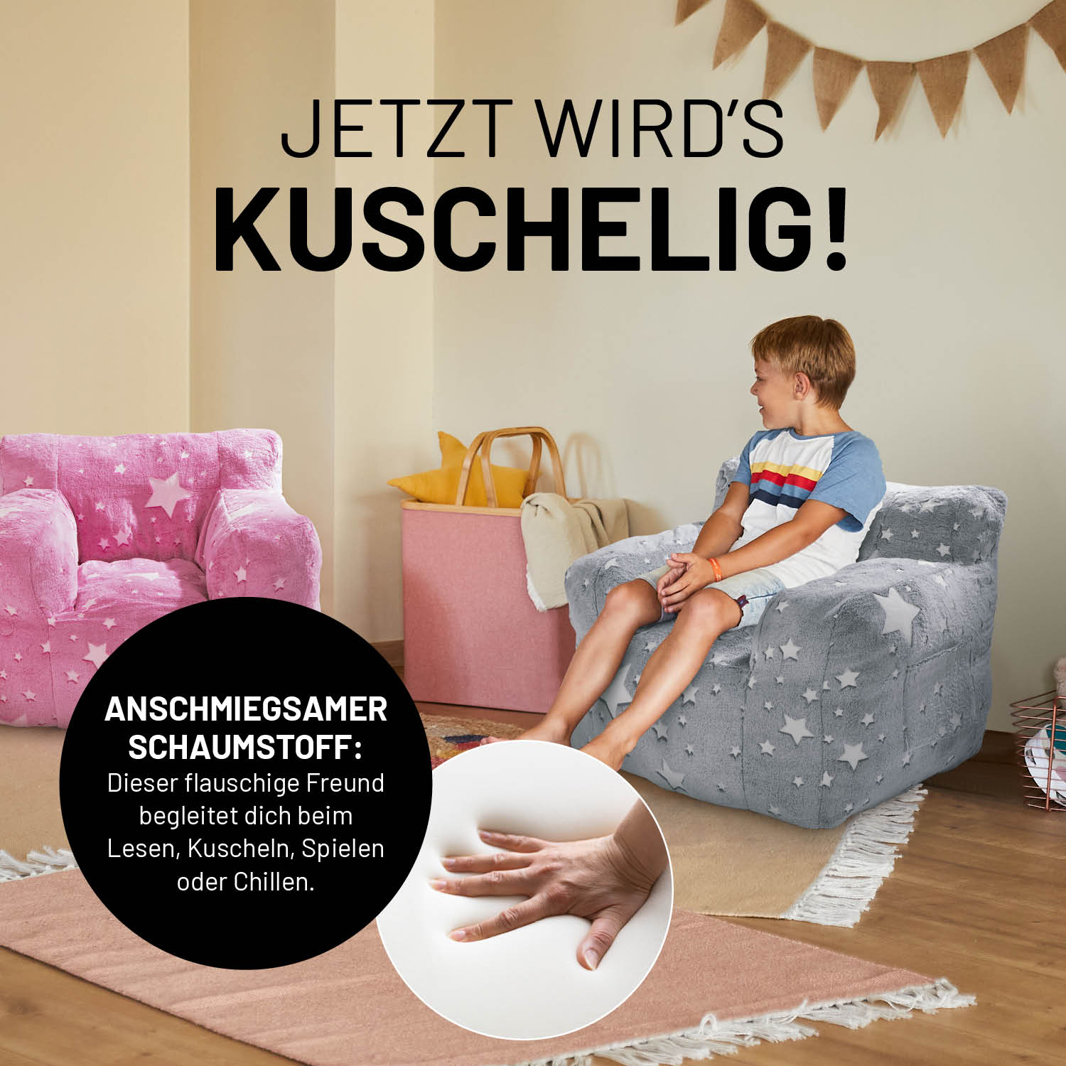 Ein Junge sitzt entspannt auf dem grauen LUMALAND Kinder-Sessel mit leuchtenden Sternen. Im Detail wird der anschmiegsame Schaumstoff hervorgehoben.