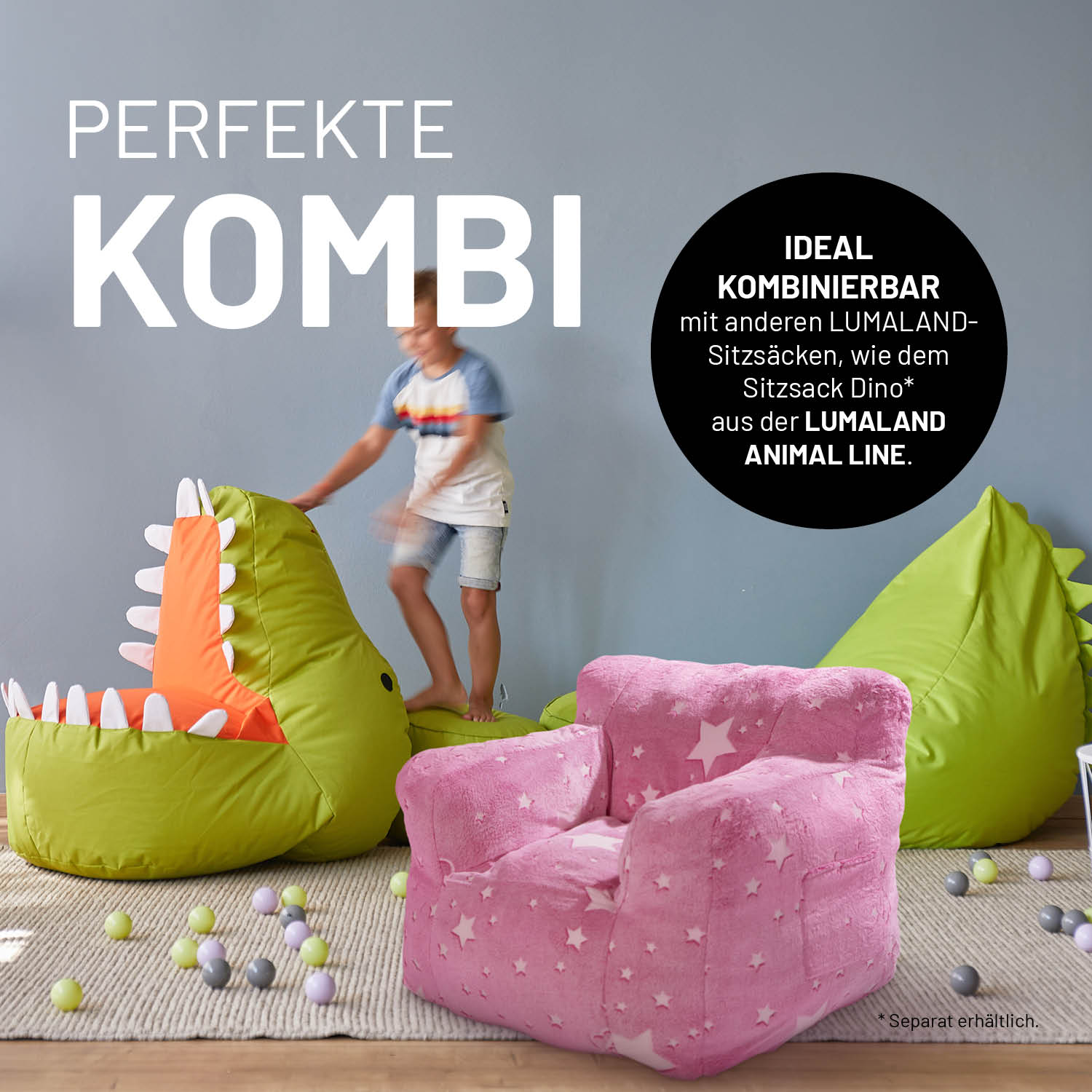 Ein Kind spielt auf unserem grünen Dino Kinder-Sitzsack. Im Vordergrund steht der pink LUMALAND Kids-Sessel.