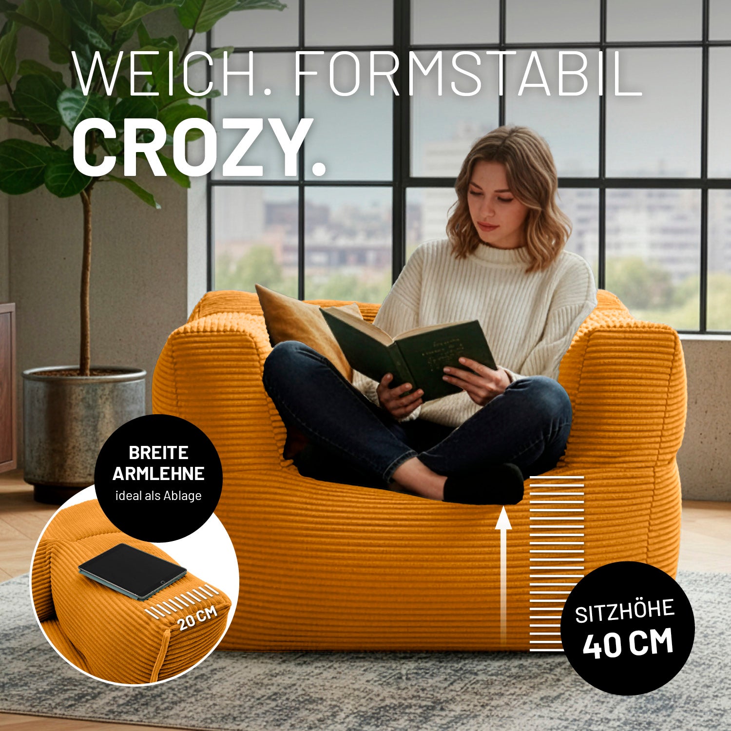 Gemütlicher senfgelber Cordsessel mit breiten Armlehnen, ideal auch als Ablage, und 40 cm Sitzhöhe, auf dem eine Frau entspannt sitzend liest.