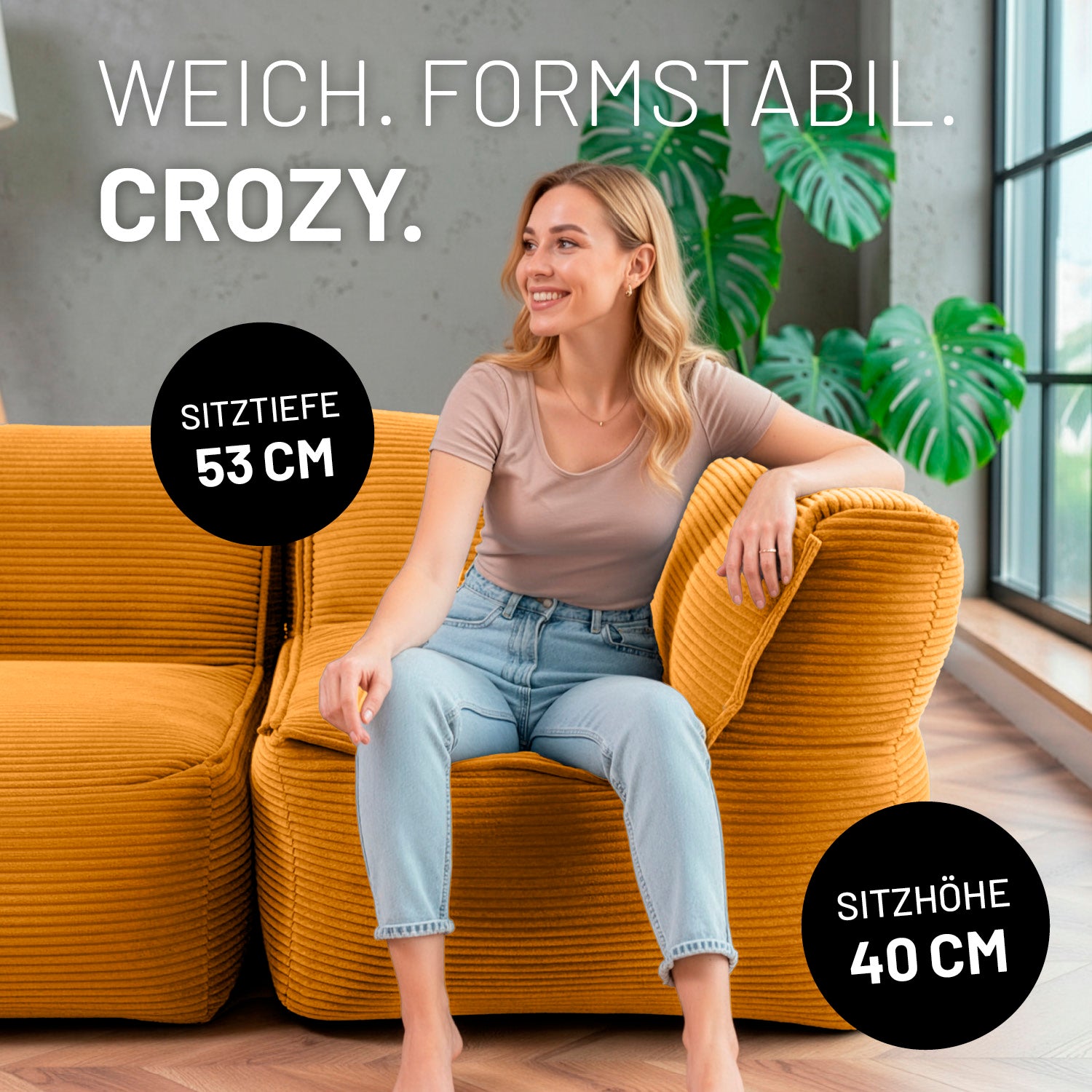 Eine Frau sitzt entspannt auf der senfgelben Cord-Ecke, angelehnt an die Armlehne in modernem, hellen Wohnzimmer mit Pflanzen. Icons "53 cm Sitztiefe" und "40 cm Sitzhöhe"