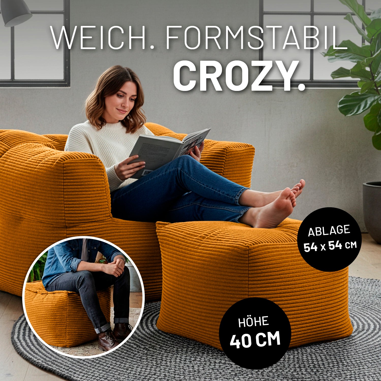 Eine Frau entspannt auf senfgelben Sessel mit passendem Hocker in modernem Raum. Icons "Ablage 54 x 54 cm" und "Höhe 40 cm".