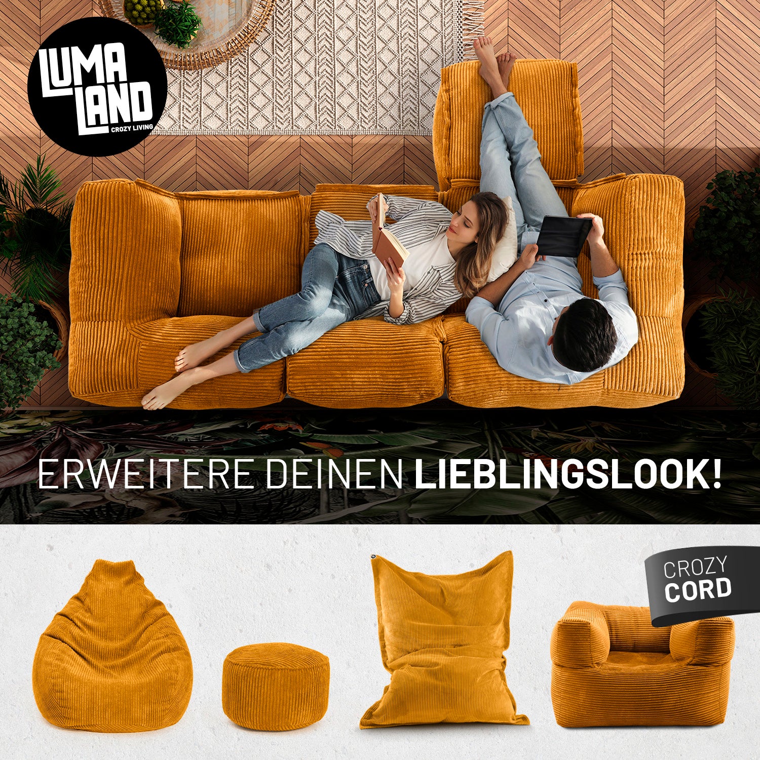 Frau mit Buch und Mann mit Tablet entspannen auf dem Cord-Sitzsack-Sofa in einem modernen Wohnzimmer aus der Vogelperspektive - Darunter passende Produkte in anderen Shapes.