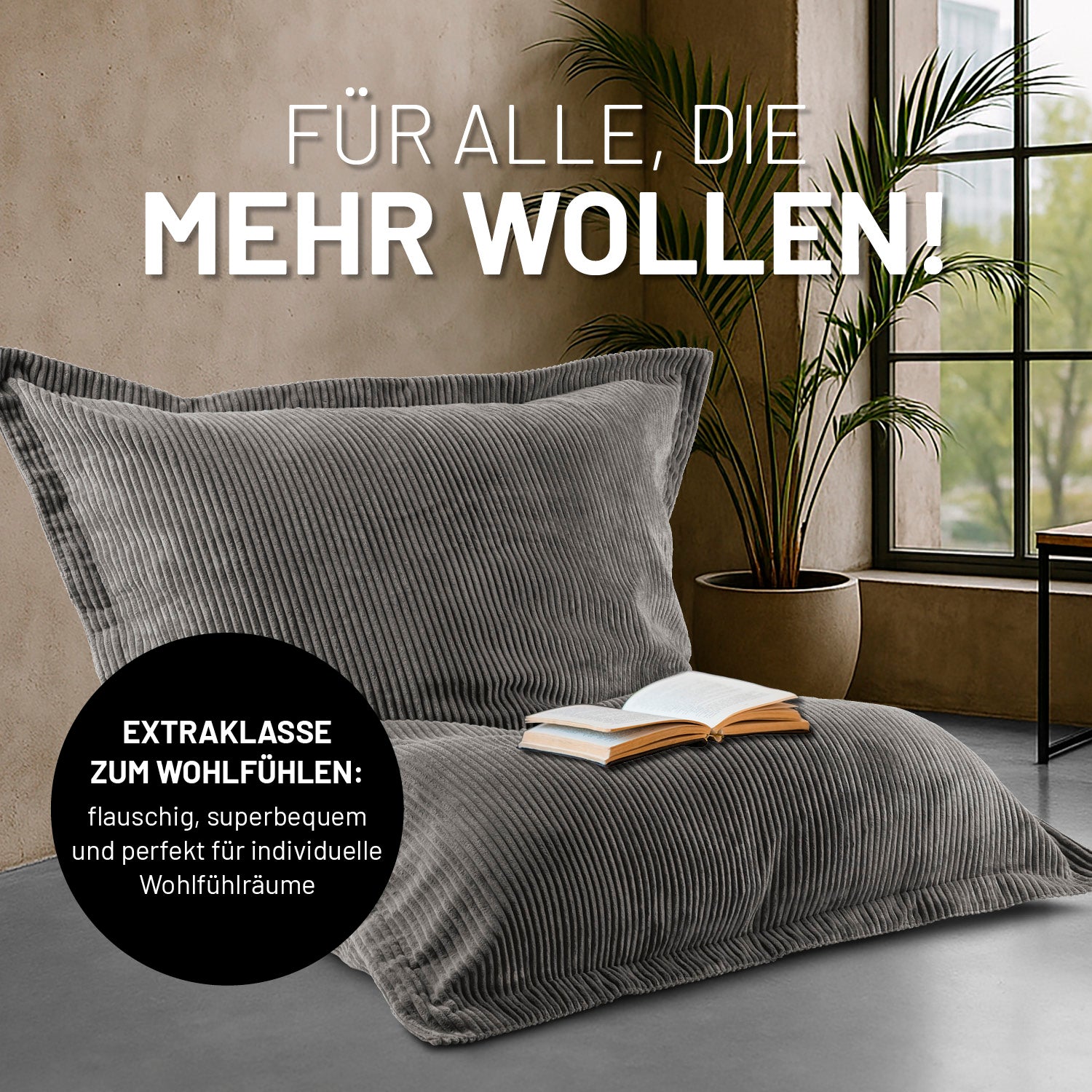 Grauer Sitzsack in Cord in einem minimalistischen Wohnzimmer, Icon "Extraklasse zum Wohlfühlen".