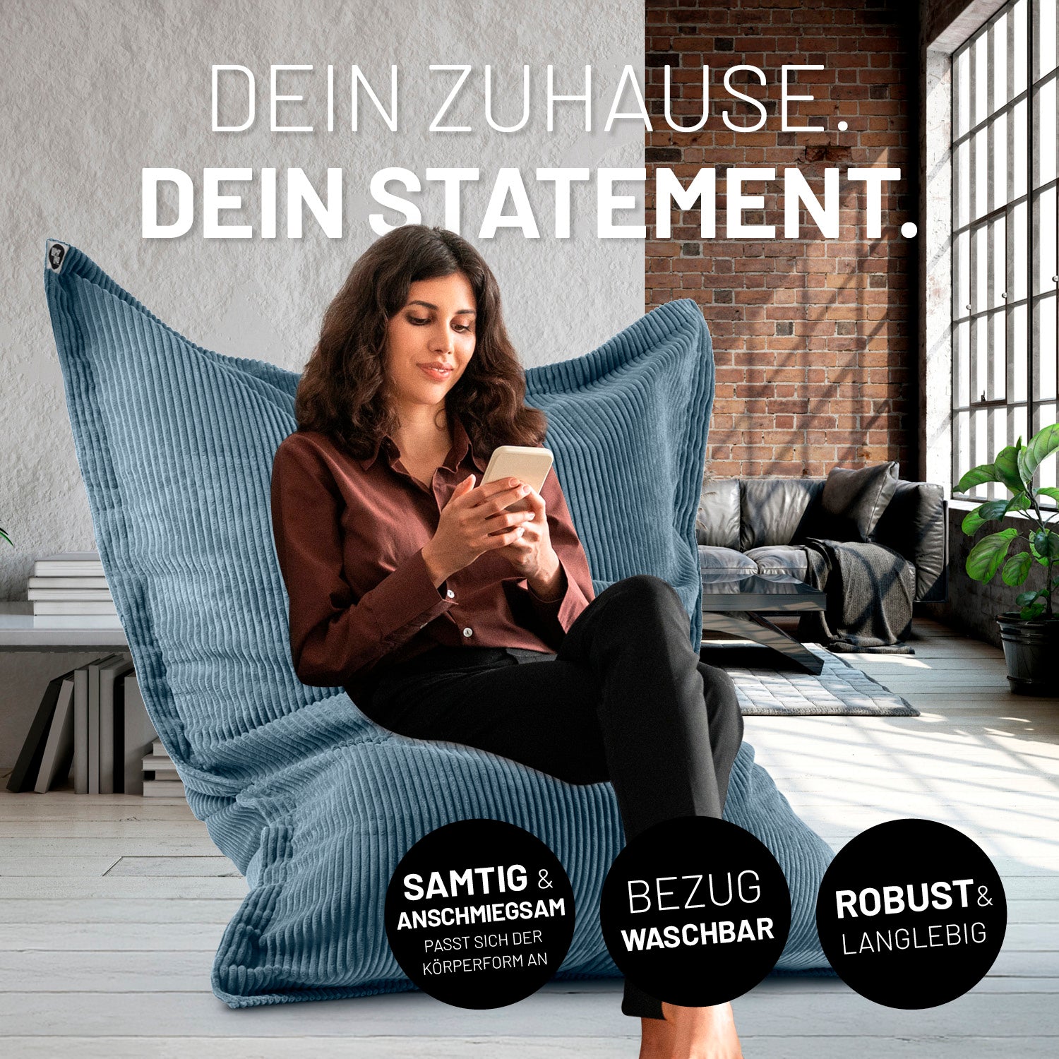 Eine Frau sitzt in einem Wohnzimmer auf dem Cord Sitzsack, Icons "Samtig & Abschmiegsam", "Bezug waschbar" und "Robust & Langlebig."
