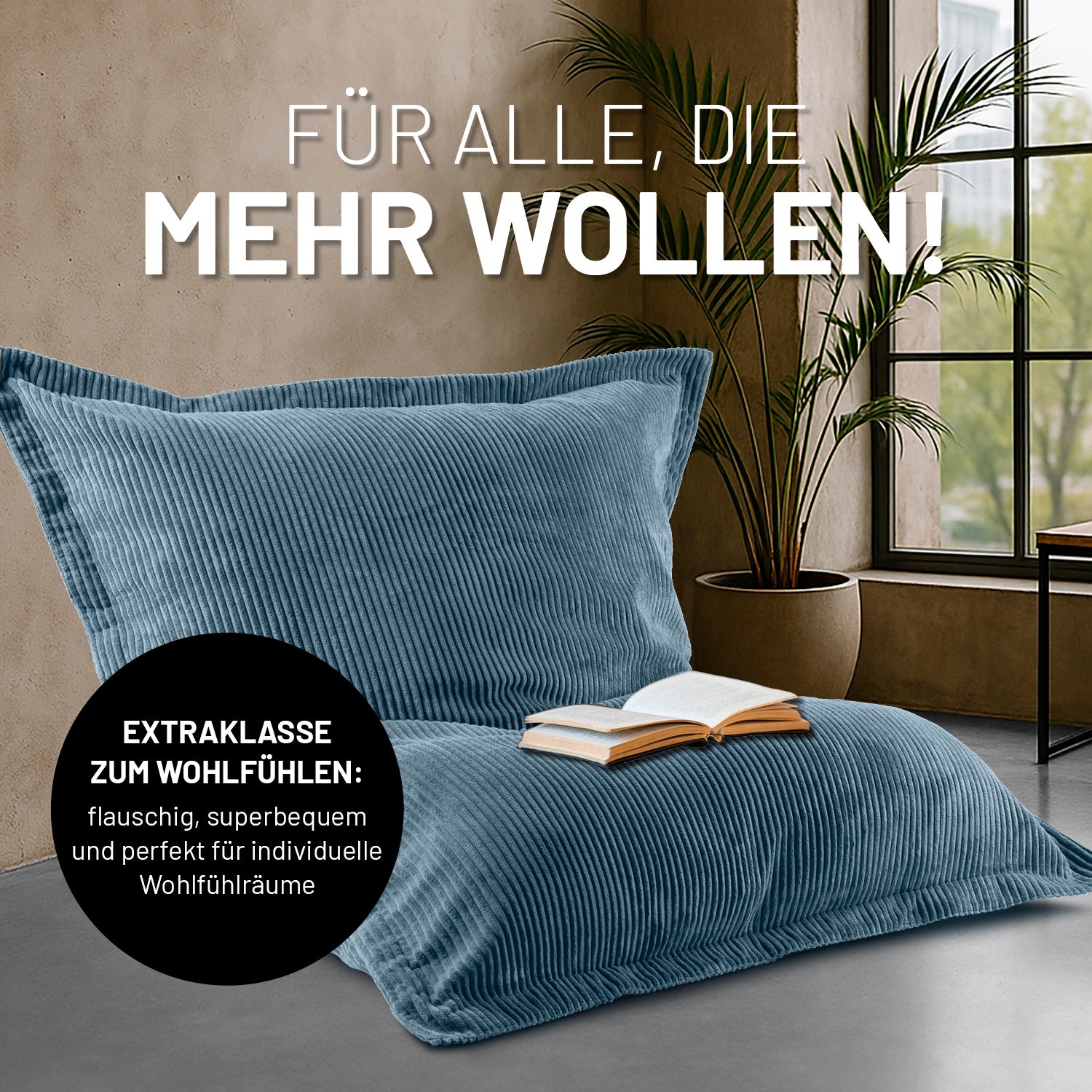 Navyblauer Sitzsack in Cord in einem minimalistischen Wohnzimmer, Icon "Extraklasse zum Wohlfühlen".