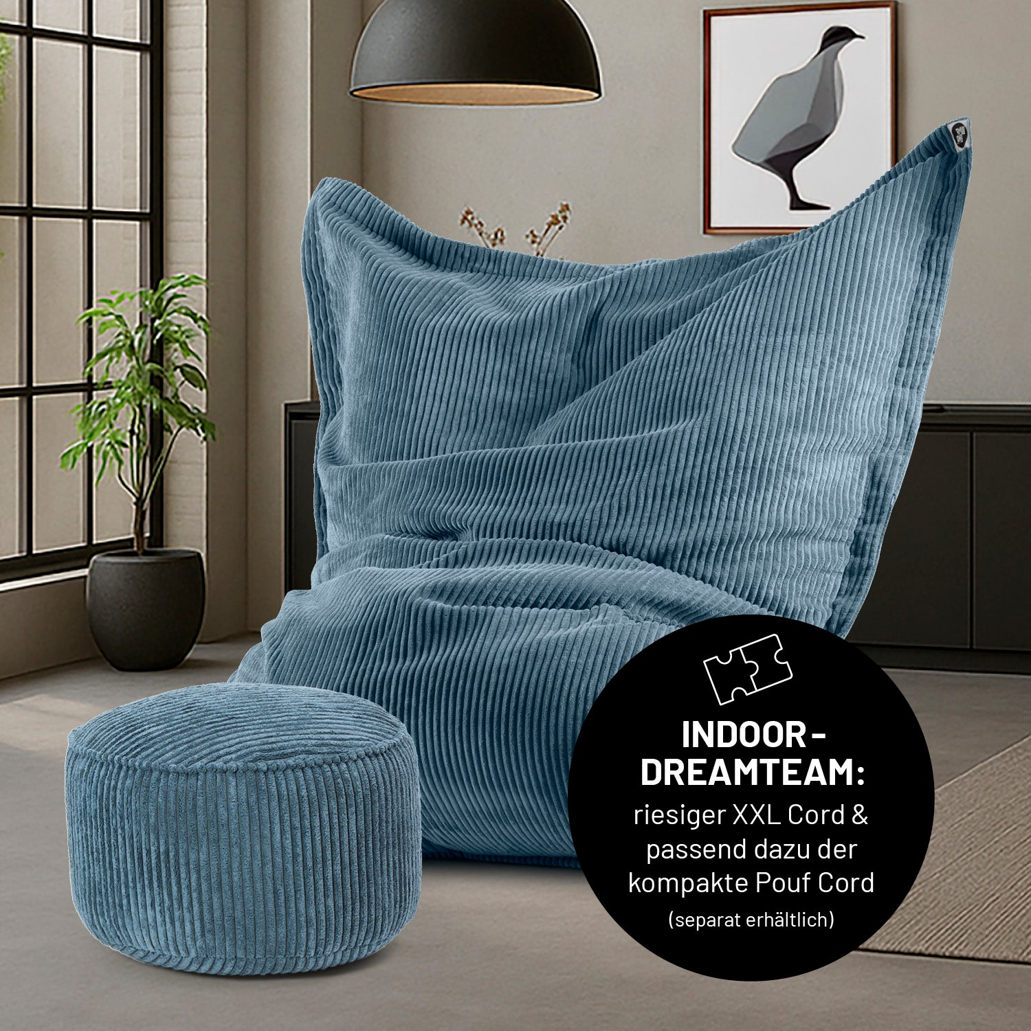 Cord-Sitzsack und Cord-Pouf in Navyblau in einem cleanen Wohnzimmer, Icon "Indoor Dreamteam".