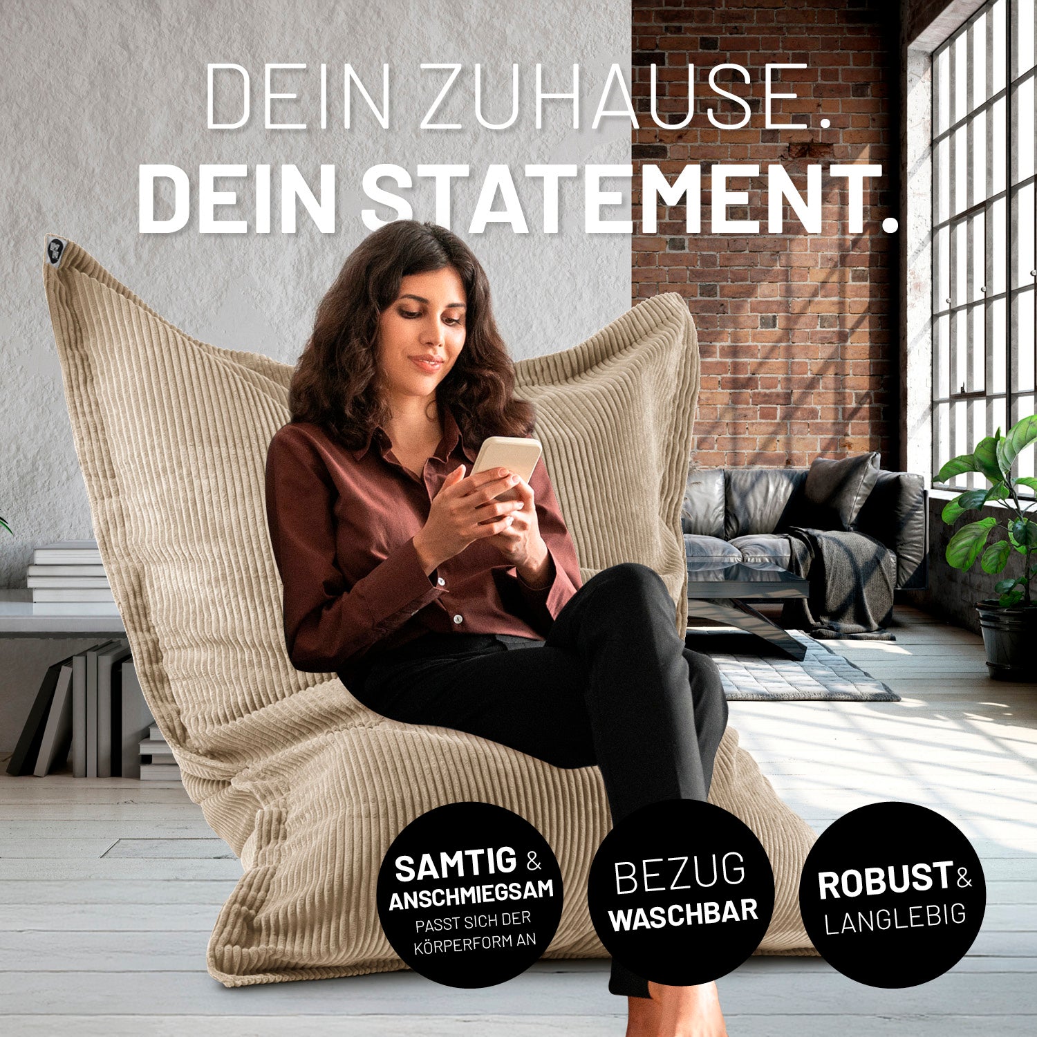 Eine Frau sitzt in einem Wohnzimmer auf dem Cord Sitzsack, Icons "Samtig & Abschmiegsam", "Bezug waschbar" und "Robust & Langlebig."