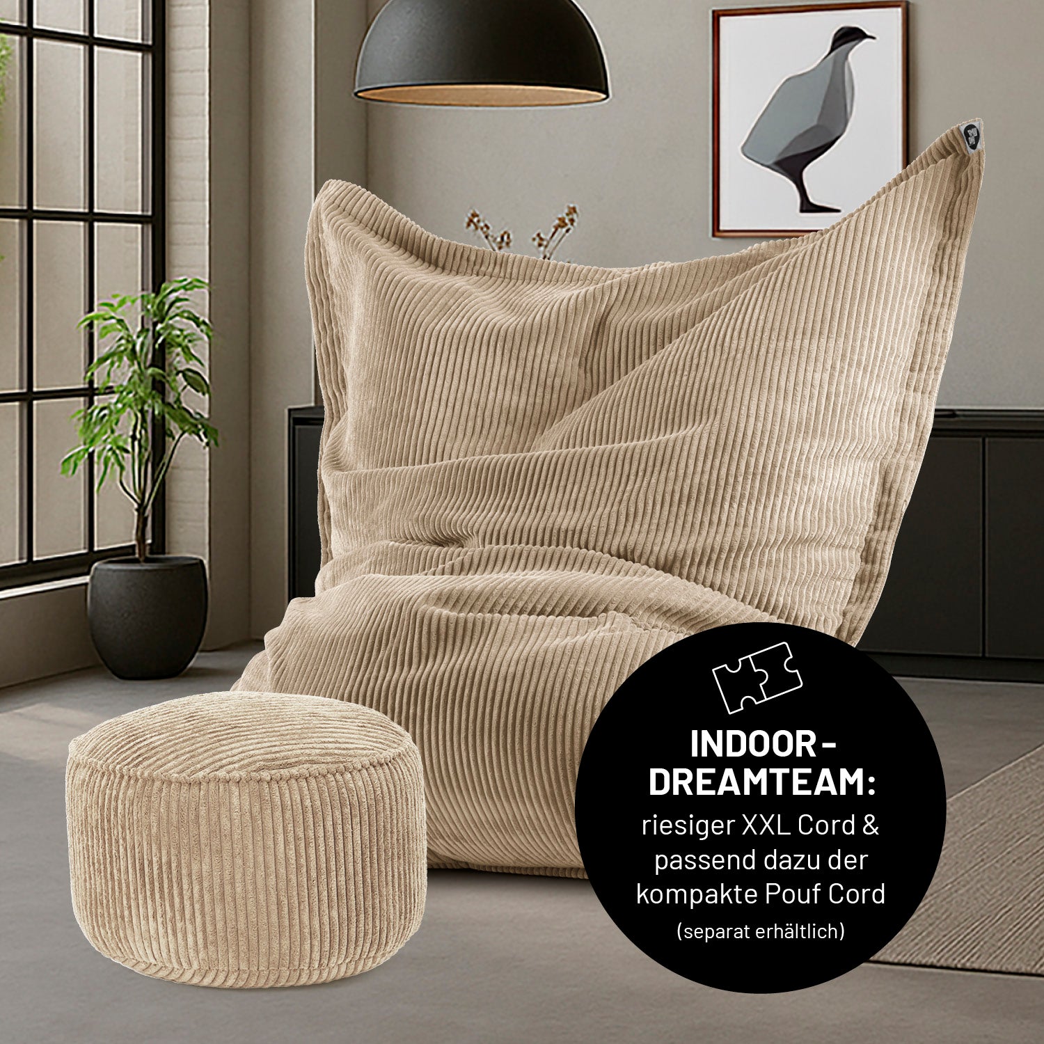 Cord-Sitzsack und Cord-Pouf in Beige in einem cleanen Wohnzimmer, Icon "Indoor Dreamteam".
