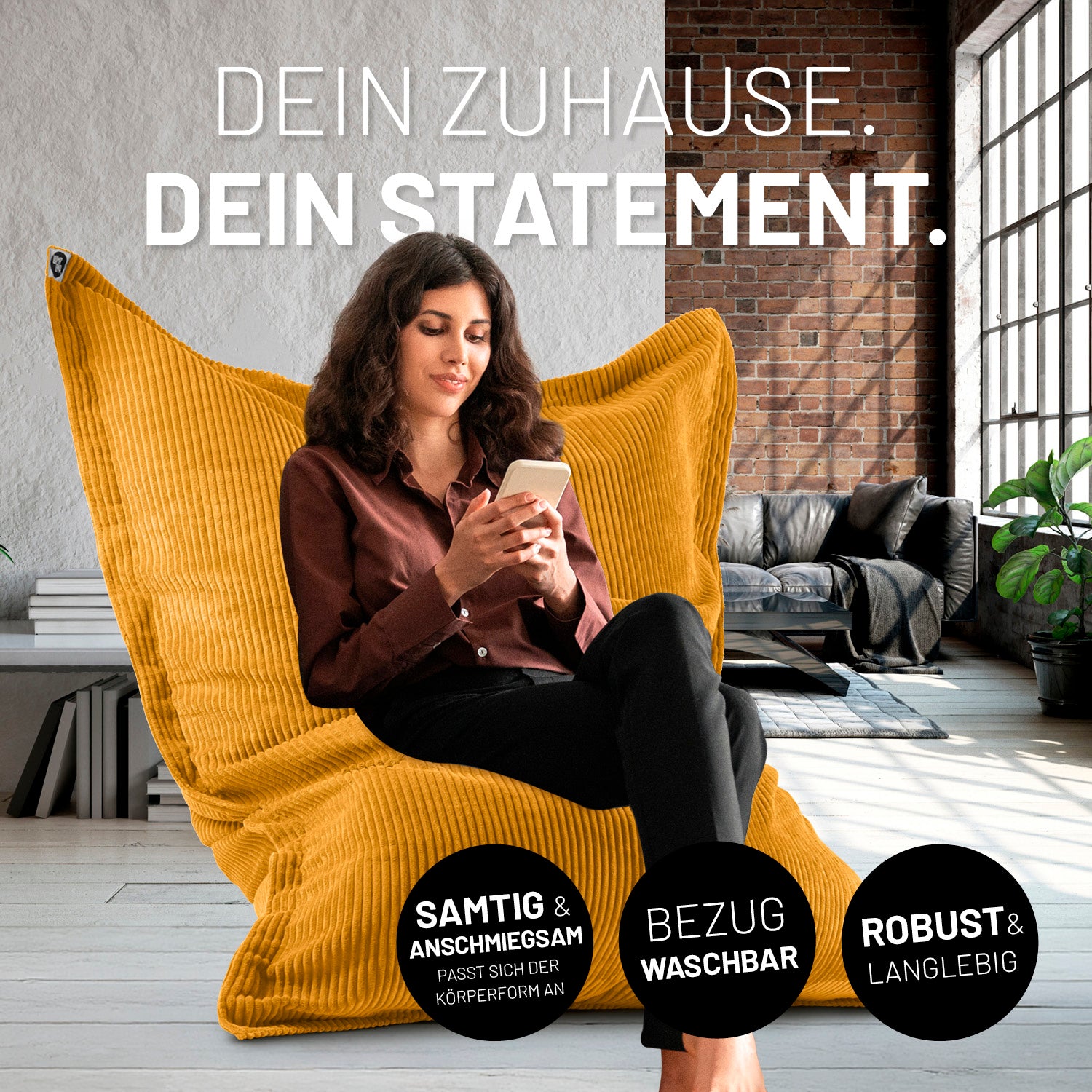 Eine Frau sitzt in einem Wohnzimmer auf dem Cord Sitzsack, Icons "Samtig & Abschmiegsam", "Bezug waschbar" und "Robust & Langlebig."
