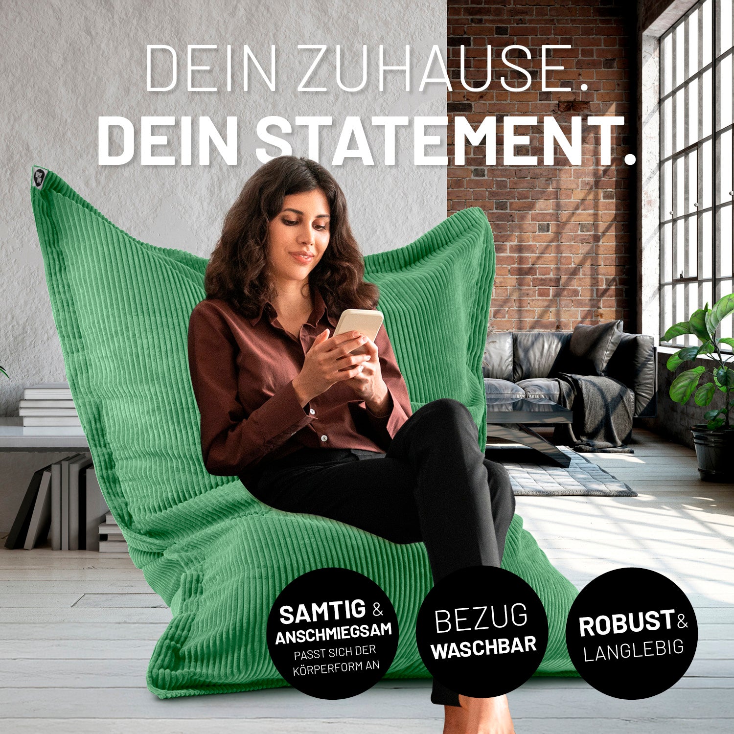 Eine Frau sitzt in einem Wohnzimmer auf dem Cord Sitzsack, Icons "Samtig & Abschmiegsam", "Bezug waschbar" und "Robust & Langlebig."