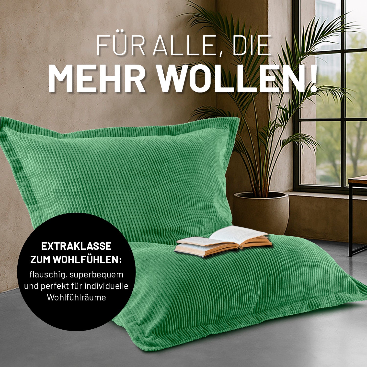 Dunkelgrüner Sitzsack in Cord in einem minimalistischen Wohnzimmer, Icon "Extraklasse zum Wohlfühlen".