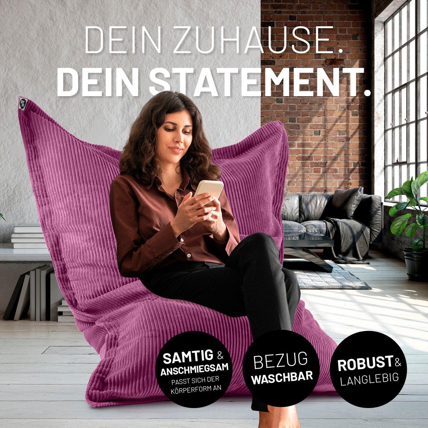 Eine Frau sitzt in einem Wohnzimmer auf dem Cord Sitzsack, Icons "Samtig & Abschmiegsam", "Bezug waschbar" und "Robust & Langlebig."