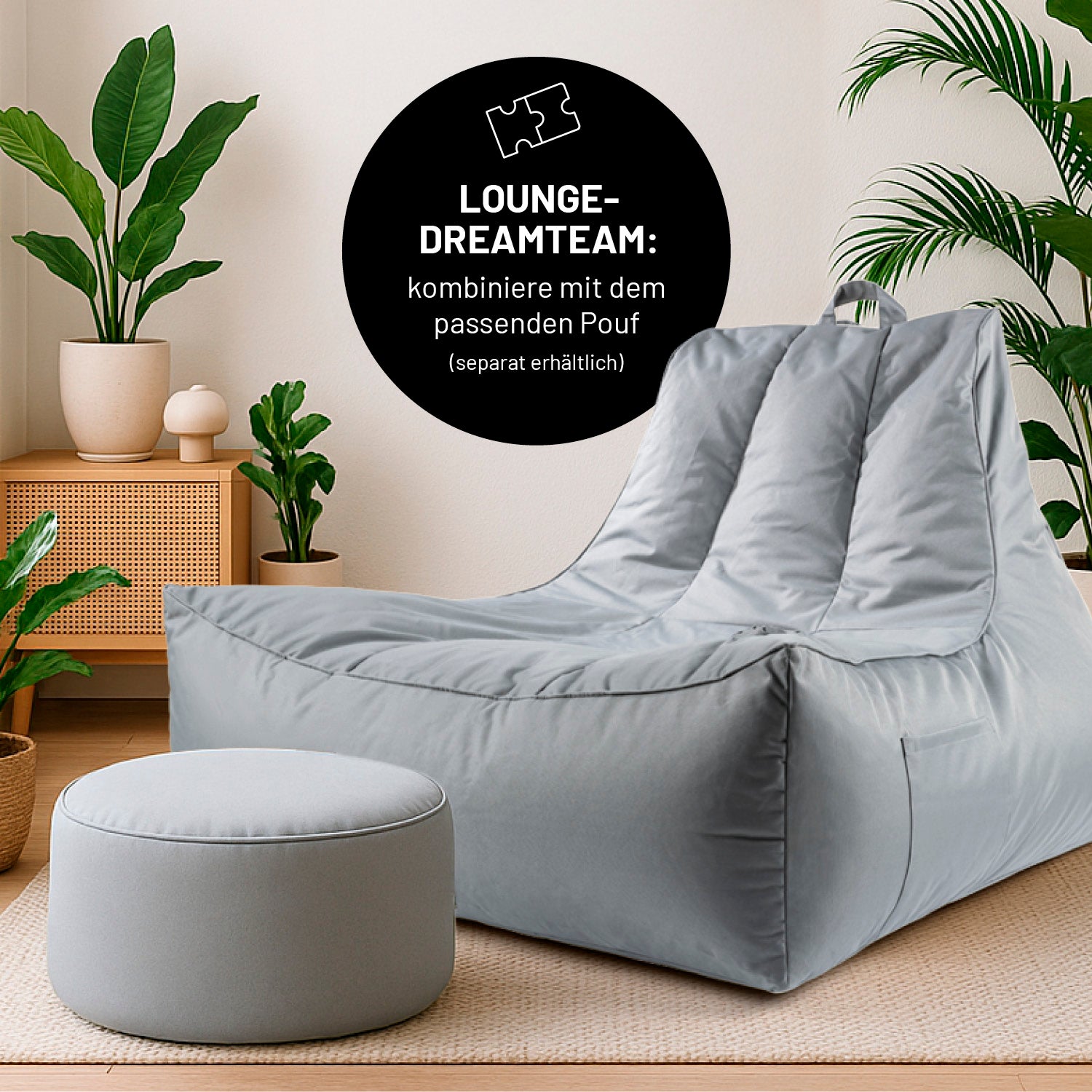 Grauer Premium Lounge-Sessel kombiniert mit dem grauen Pouf in einem modernen Wohnzimmer mit Pflanzen.