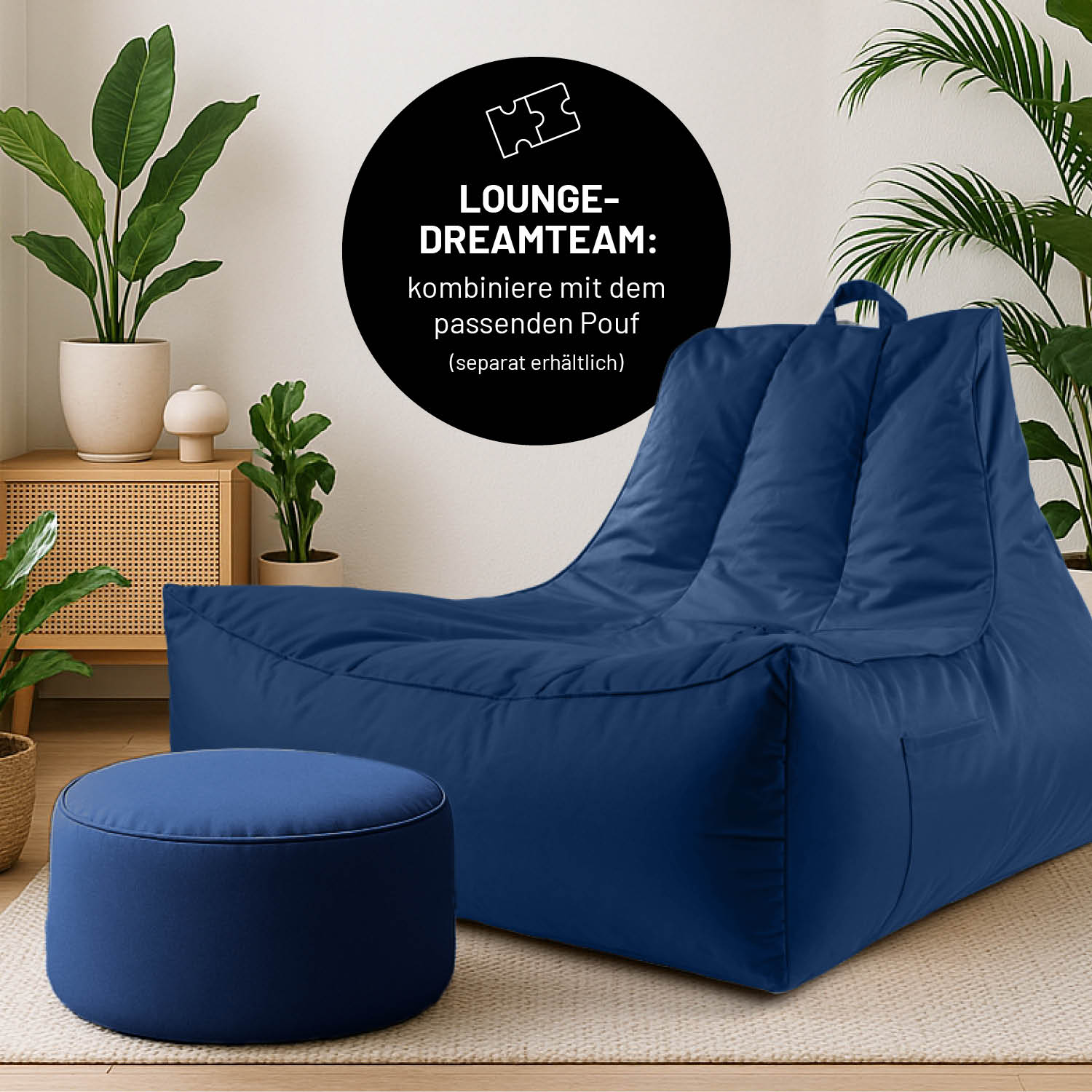 Navyblauer Premium Lounge-Sessel kombiniert mit dem navyblauen Pouf in einem modernen Wohnzimmer mit Pflanzen.