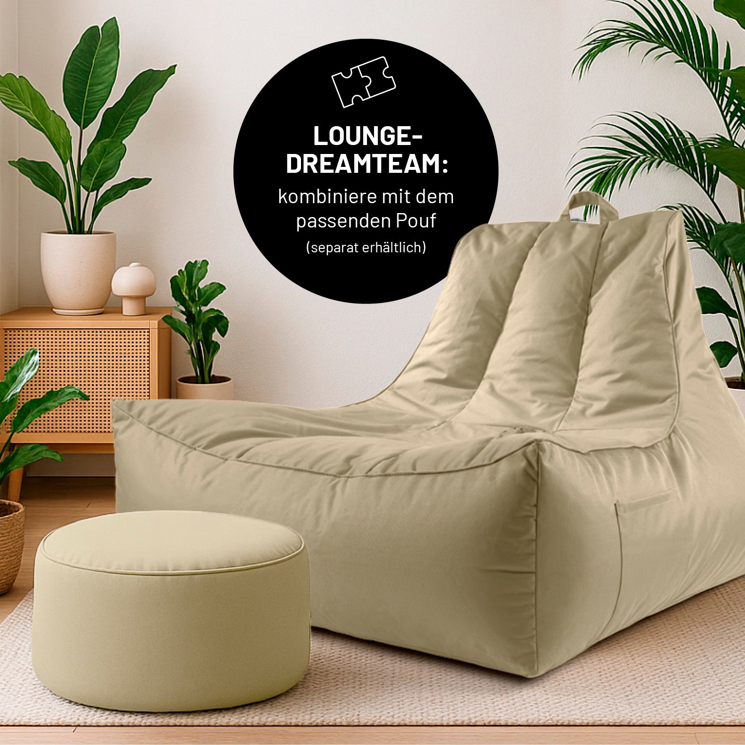Beiger Premium Lounge-Sessel kombiniert mit dem grauen Pouf in einem modernen Wohnzimmer mit Pflanzen.