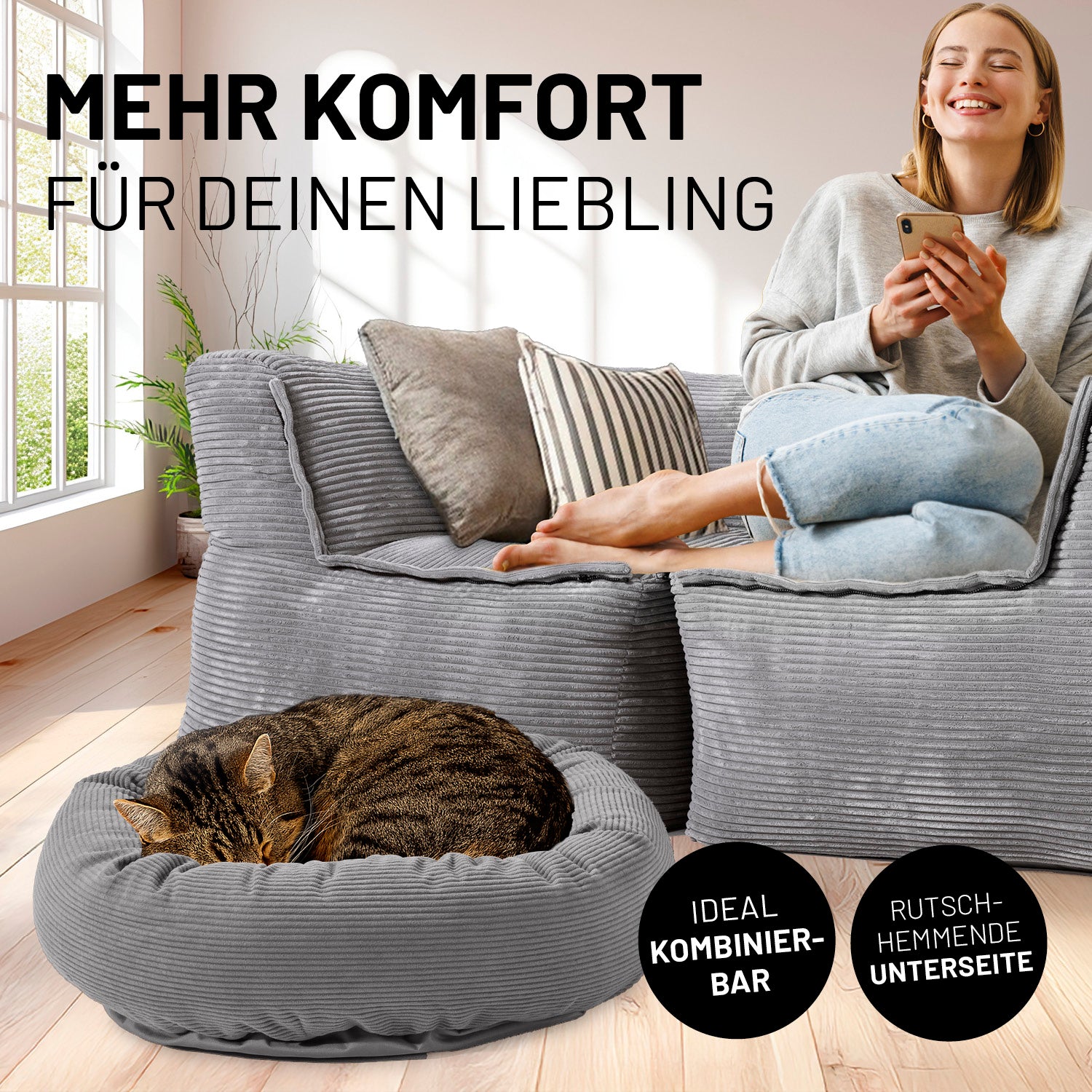 Frau sitzt entspannt auf grauen Modularen System Cord, während die Katze im passenden grauen Katzenbett liegt. Icons "Ideal kombinierbar" und "Rutschhemmende Unterseite".
