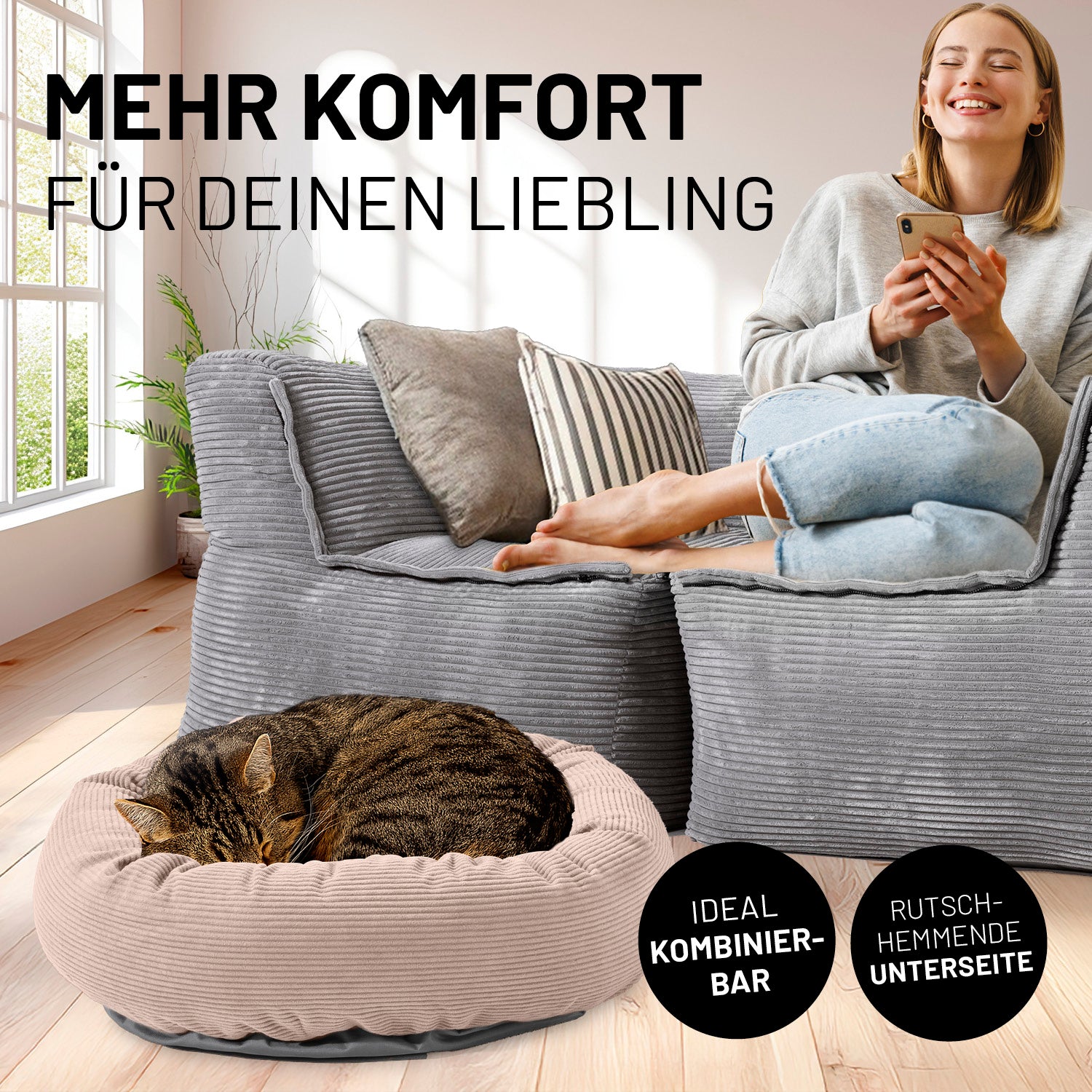 Frau sitzt entspannt auf grauen Modularen System Cord, während die Katze im rosanen Katzenbett liegt. Icons "Ideal kombinierbar" und "Rutschhemmende Unterseite".