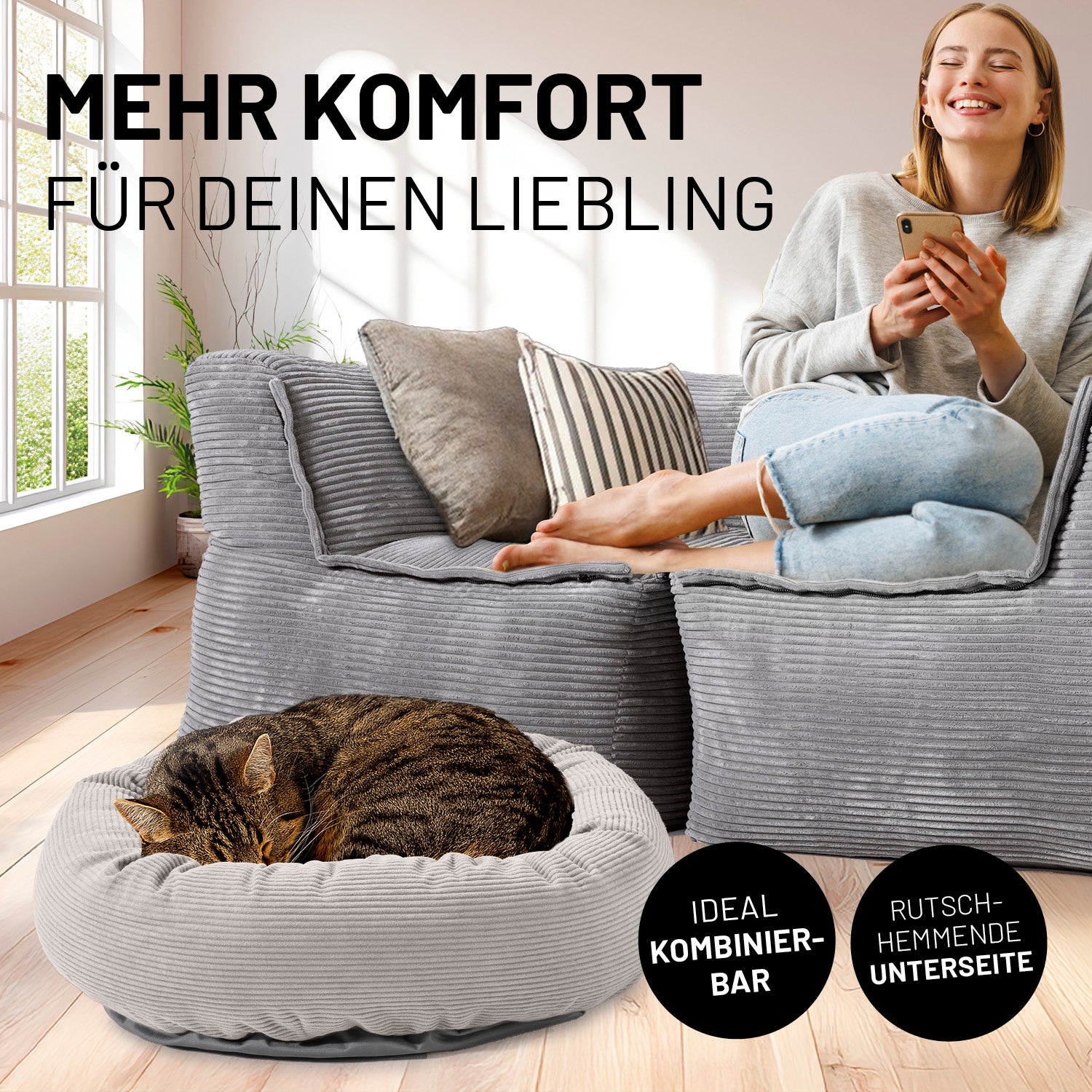 Frau sitzt entspannt auf grauen Modularen System Cord, während die Katze im beigen Katzenbett liegt. Icons "Ideal kombinierbar" und "Rutschhemmende Unterseite".