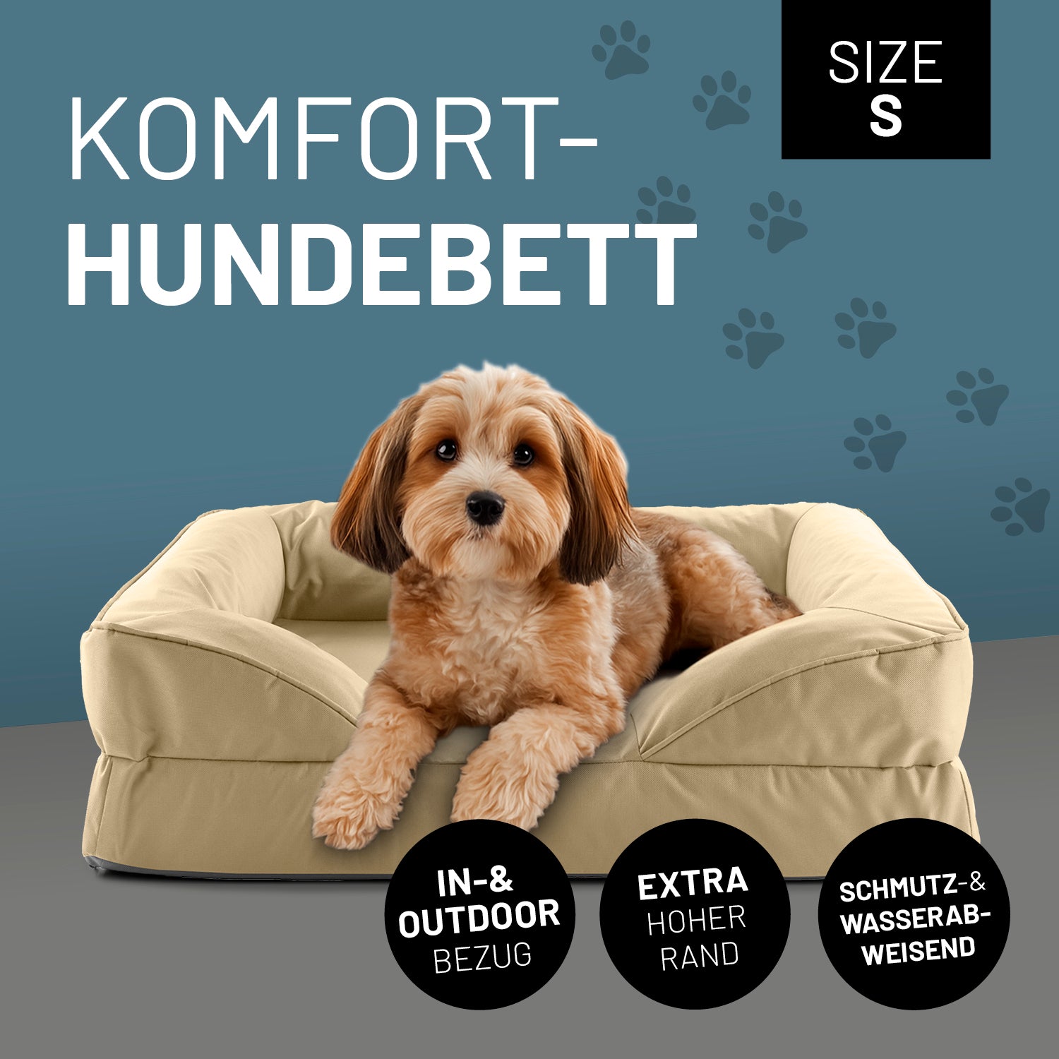 Ein kleiner Hund liegt im beigen Komfort-Hundebett Größe S. Icon "In- & Outdoor Bezug", "Extrahoher Rand" und "Schmutz- & Wasserabweisend".