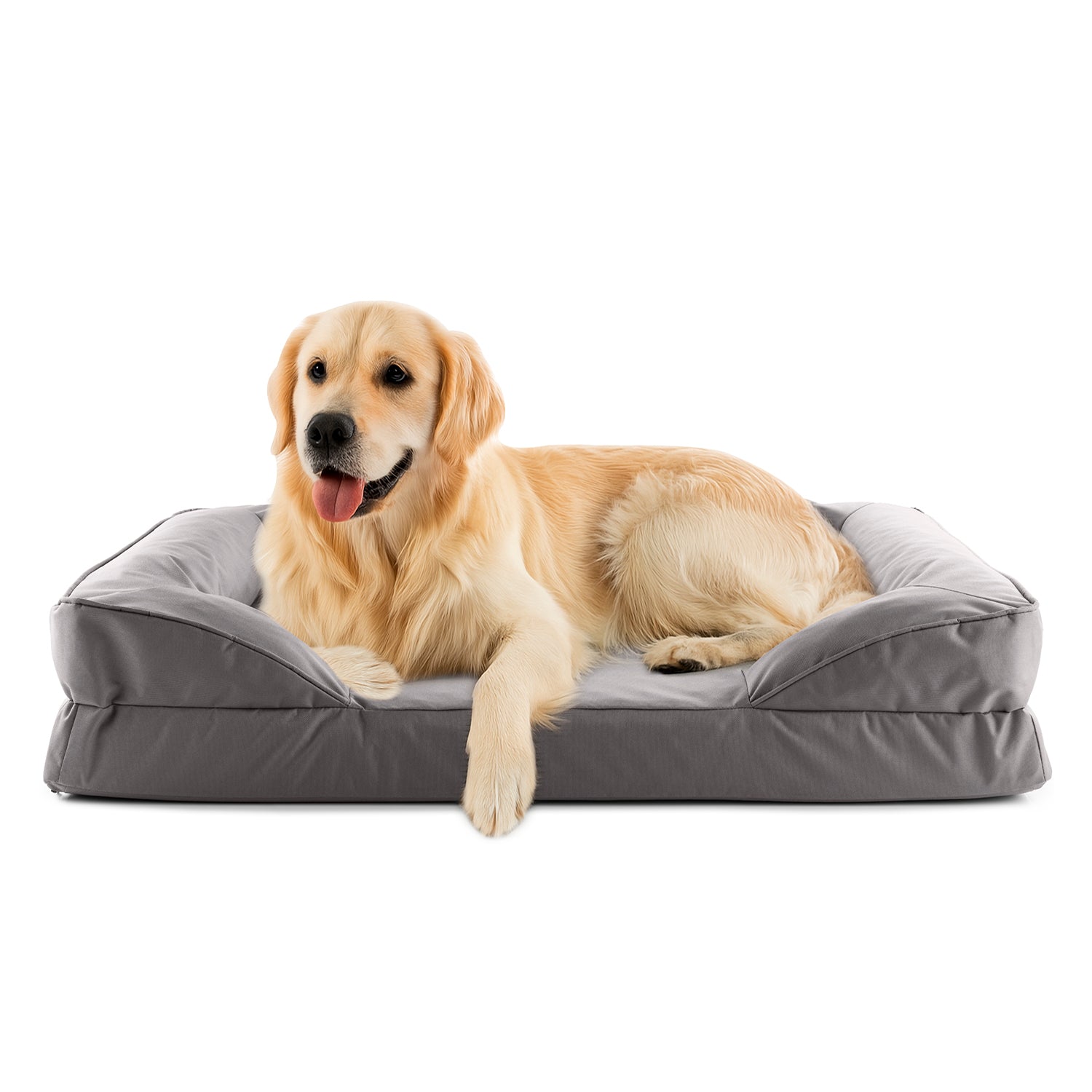 Golden Retriever liegt in grauen LUMALAND Hundebett mit weichem Outdoor-Bezug, Vorderpfoten über die Kante gelegt, Blick aufmerksam nach vorne.