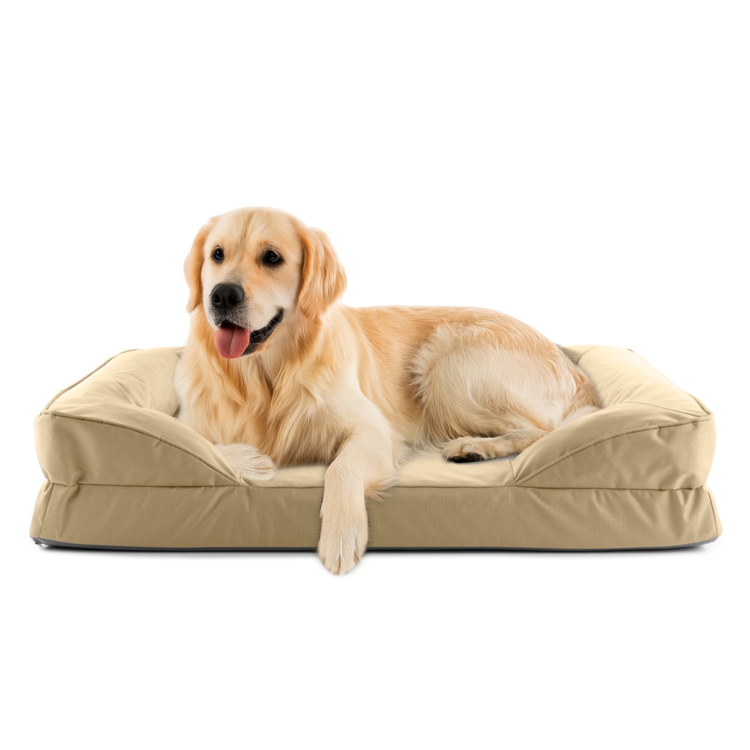 Golden Retriever liegt in beigen LUMALAND Hundebett mit weichem Outdoor-Bezug, Vorderpfoten über die Kante gelegt, Blick aufmerksam nach vorne.