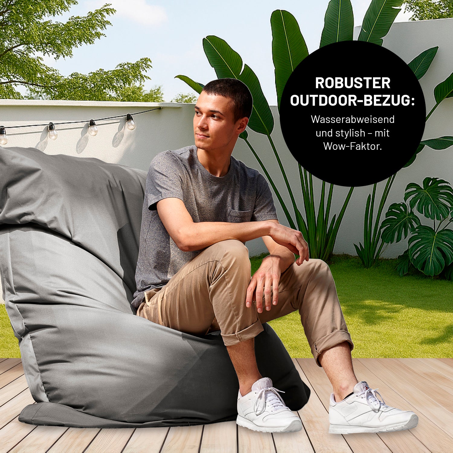 Ein Mann sitzt auf einer Terrasse im XXL-Sitzsack mit Outdoor-Bezug, Icon "Robuster Outdoor-Bezug - Wasserabweisend und stylish".