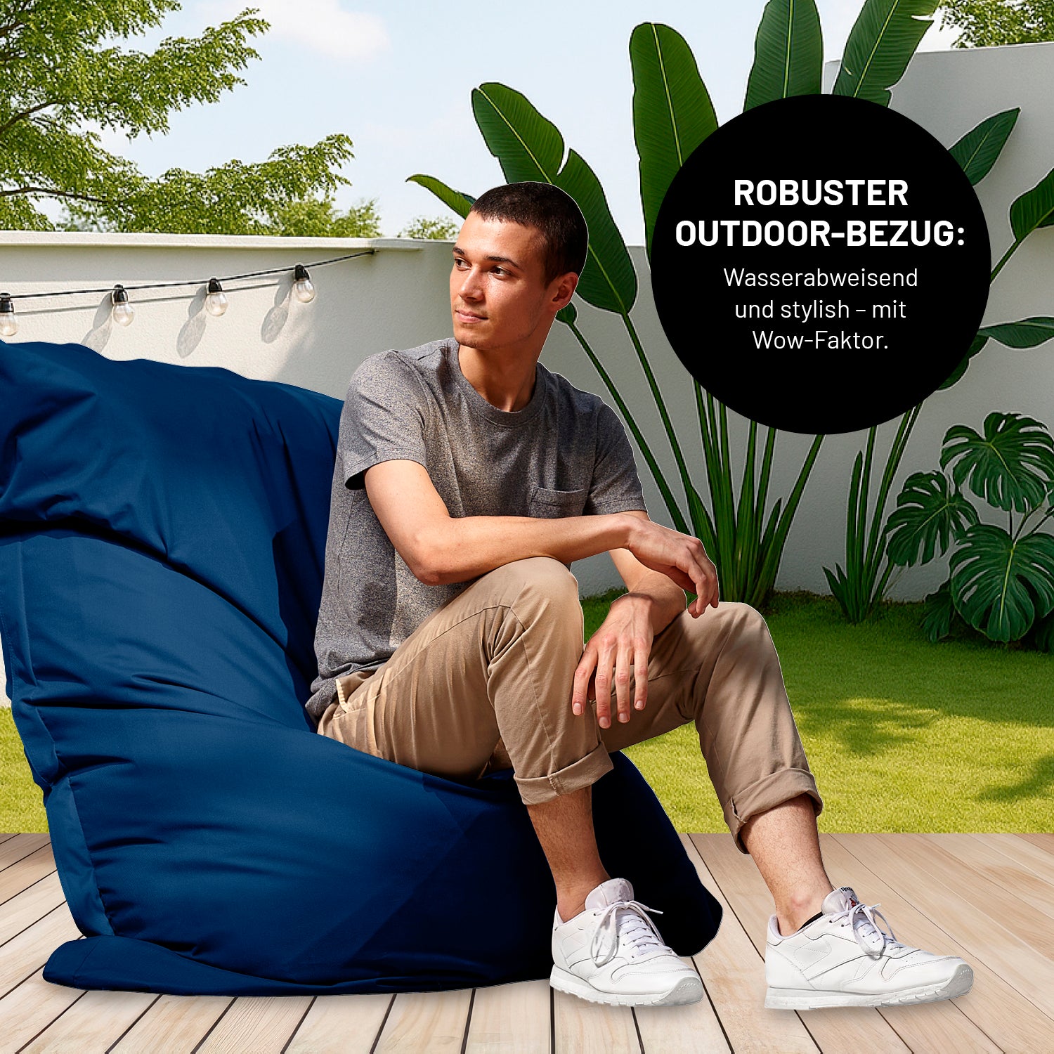 Ein Mann sitzt auf einer Terrasse im XXL-Sitzsack mit Outdoor-Bezug, Icon "Robuster Outdoor-Bezug - Wasserabweisend und stylish".