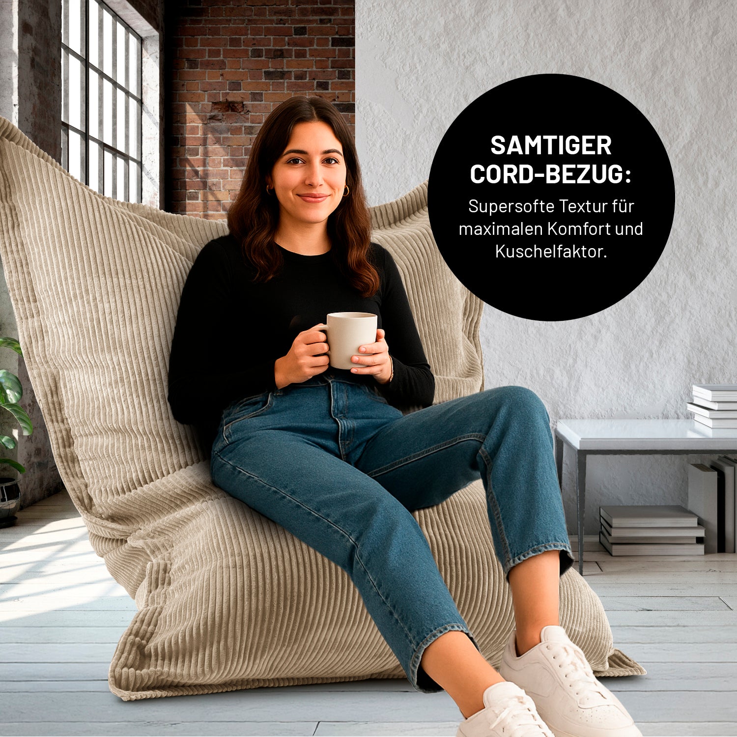 Eine Frau mit Kaffeetasse sitzt in einem Wohnzimmer auf dem XXL-Sitzsack mit Cord Bezug, Icon "Samtiger Cord-Bezug für maximalen Komfort und Kuschelfaktor".