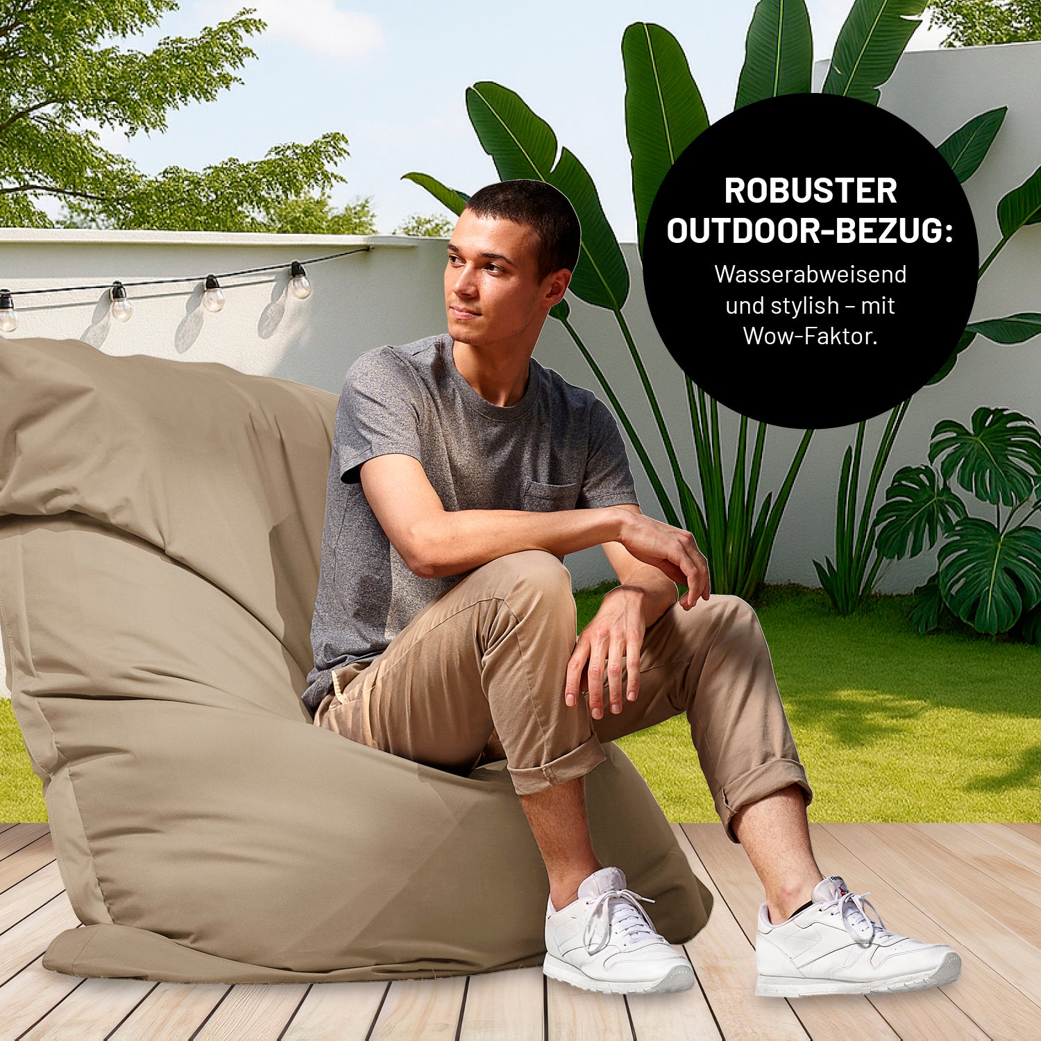 Ein Mann sitzt auf einer Terrasse im XXL-Sitzsack mit Outdoor-Bezug, Icon "Robuster Outdoor-Bezug - Wasserabweisend und stylish".