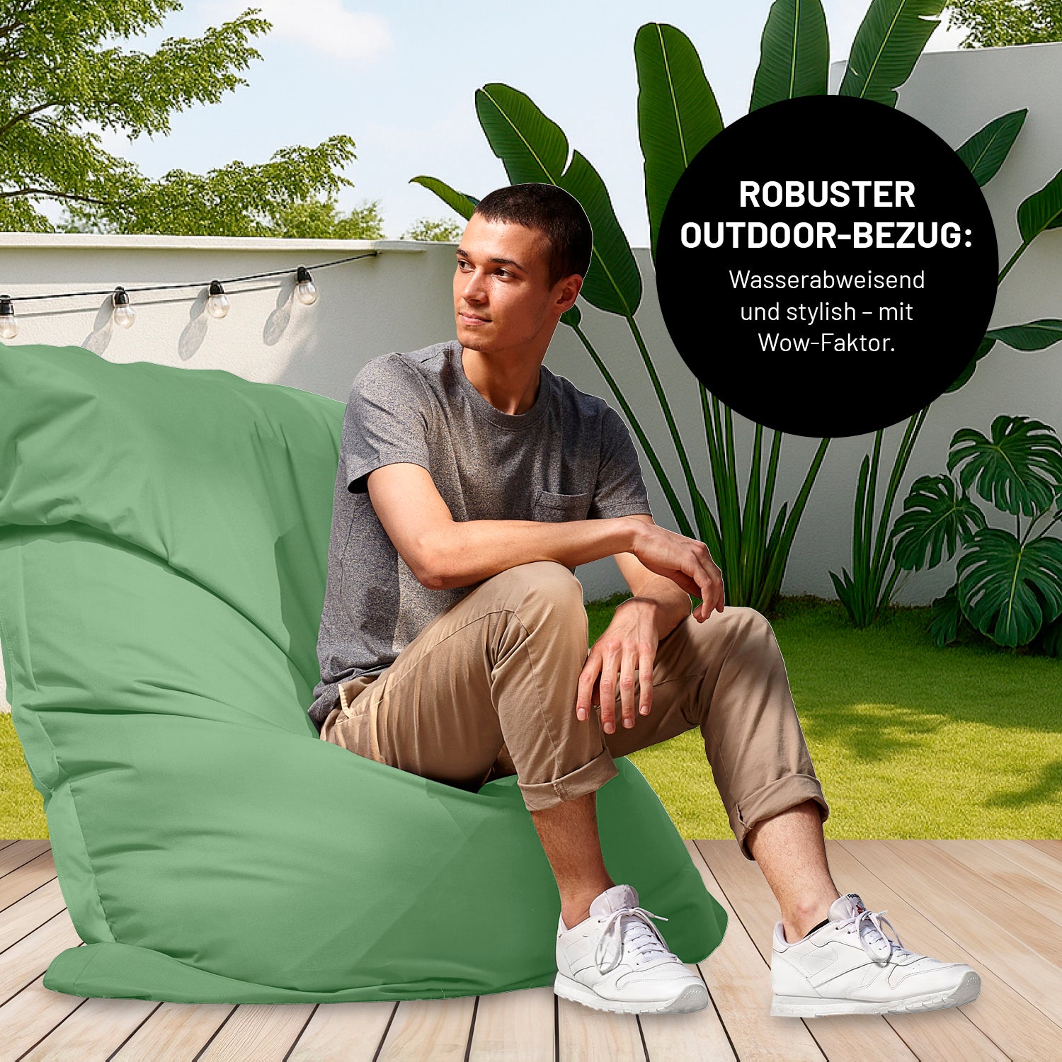 Ein Mann sitzt auf einer Terrasse im XXL-Sitzsack mit Outdoor-Bezug, Icon "Robuster Outdoor-Bezug - Wasserabweisend und stylish".
