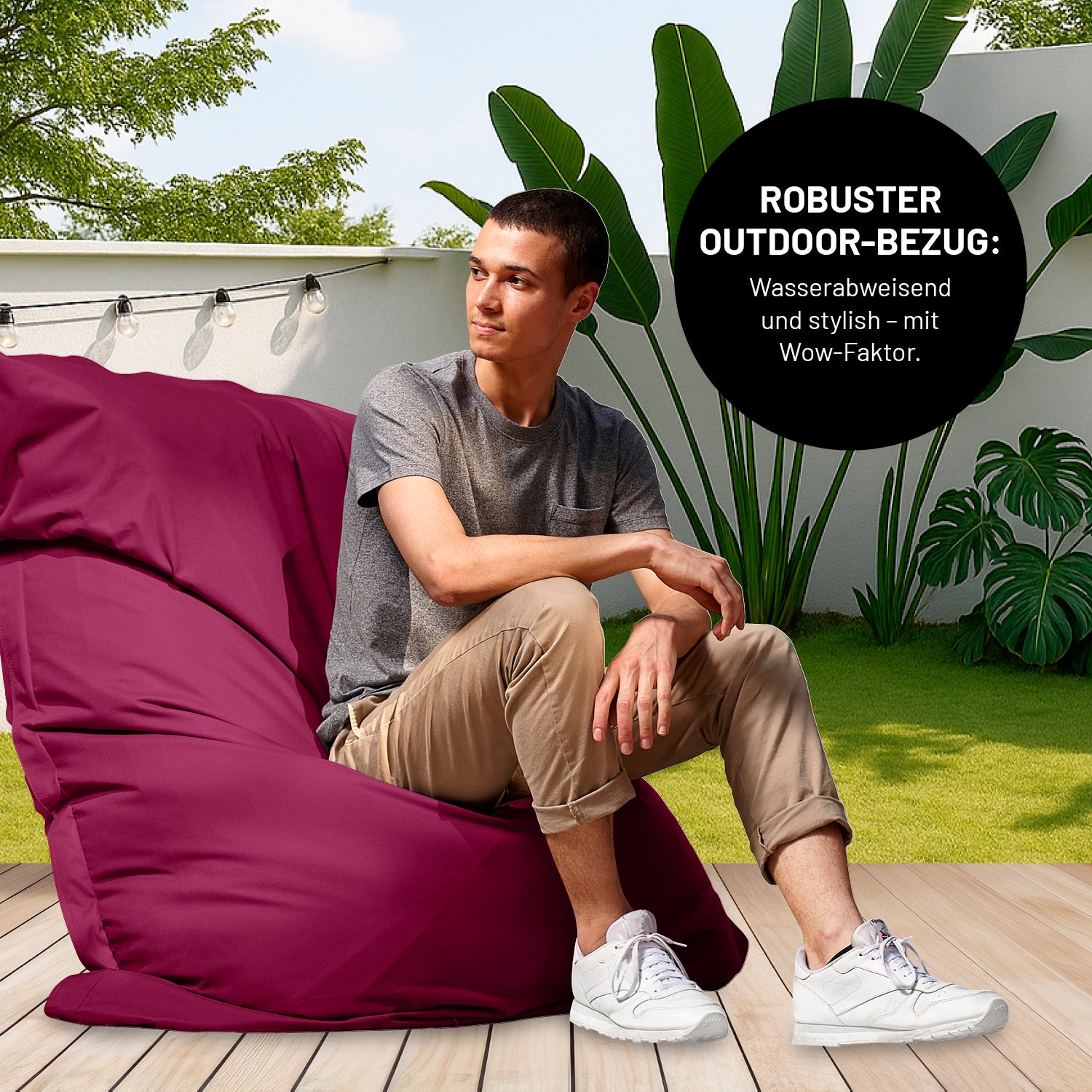 Ein Mann sitzt auf einer Terrasse im XXL-Sitzsack mit Outdoor-Bezug, Icon "Robuster Outdoor-Bezug - Wasserabweisend und stylish".
