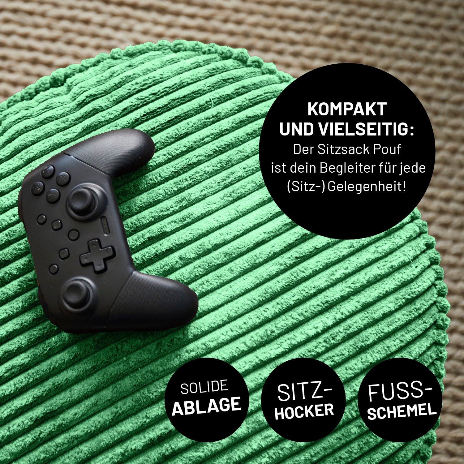 Dunkelgrüner Cord-Pouf mit Gamecontroller als Ablage. Icons "Kompakt & Vielseitig - Begleiter für jede (Sitz-) Gelegenheit", "Solide Ablage", "Sitzhocker" und "Fussschemel".