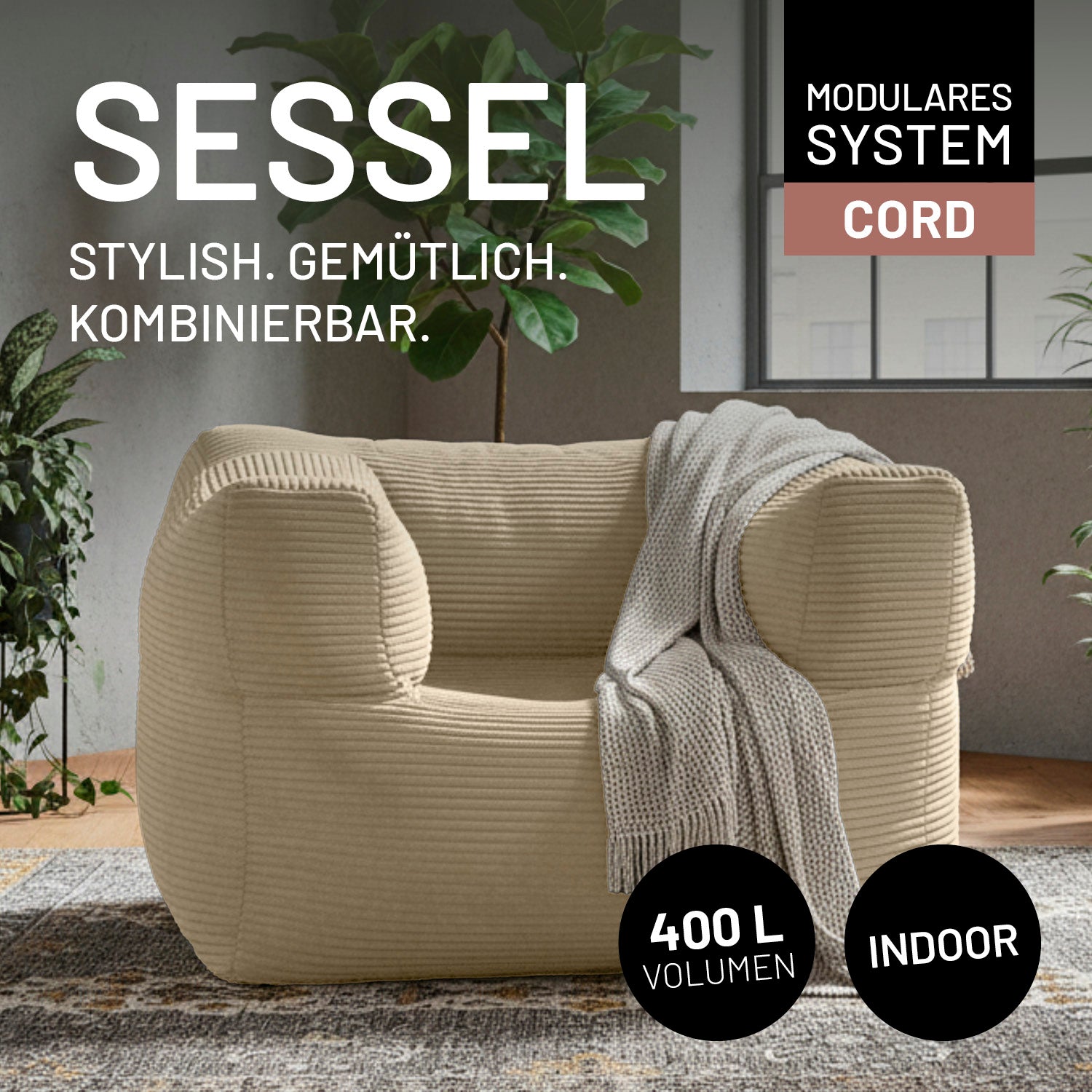 Beiger Cord-Sessel im modernen Wohnraum mit Decke dekoriert. Icons "400-Liter-Füllvolumen" und "Indoor."