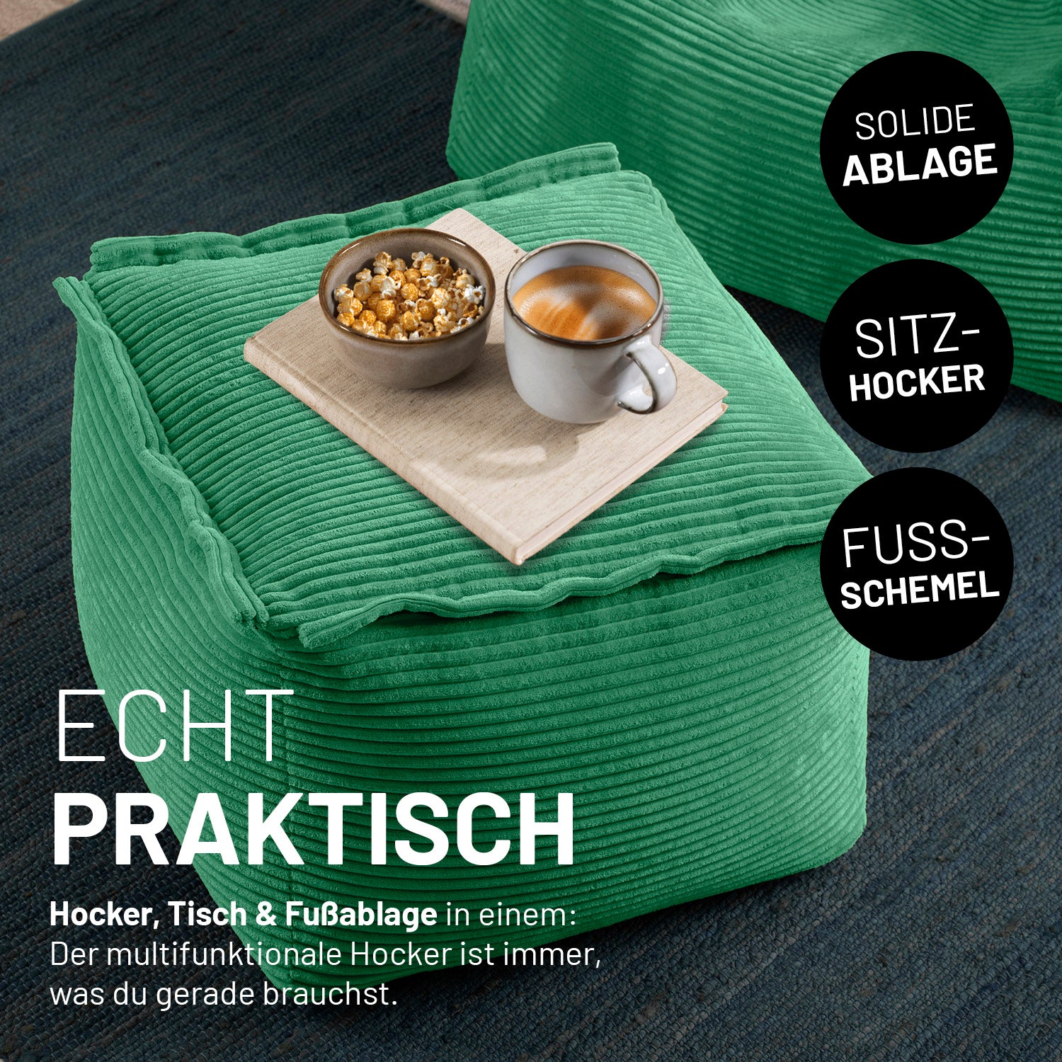 Dunkelgrüner 3 in 1 Cord-Hocker dient als Ablage, Sitzhocker oder Fußschemel. Darauf stehen ein Getränk und ein Snack auf einem Buch.