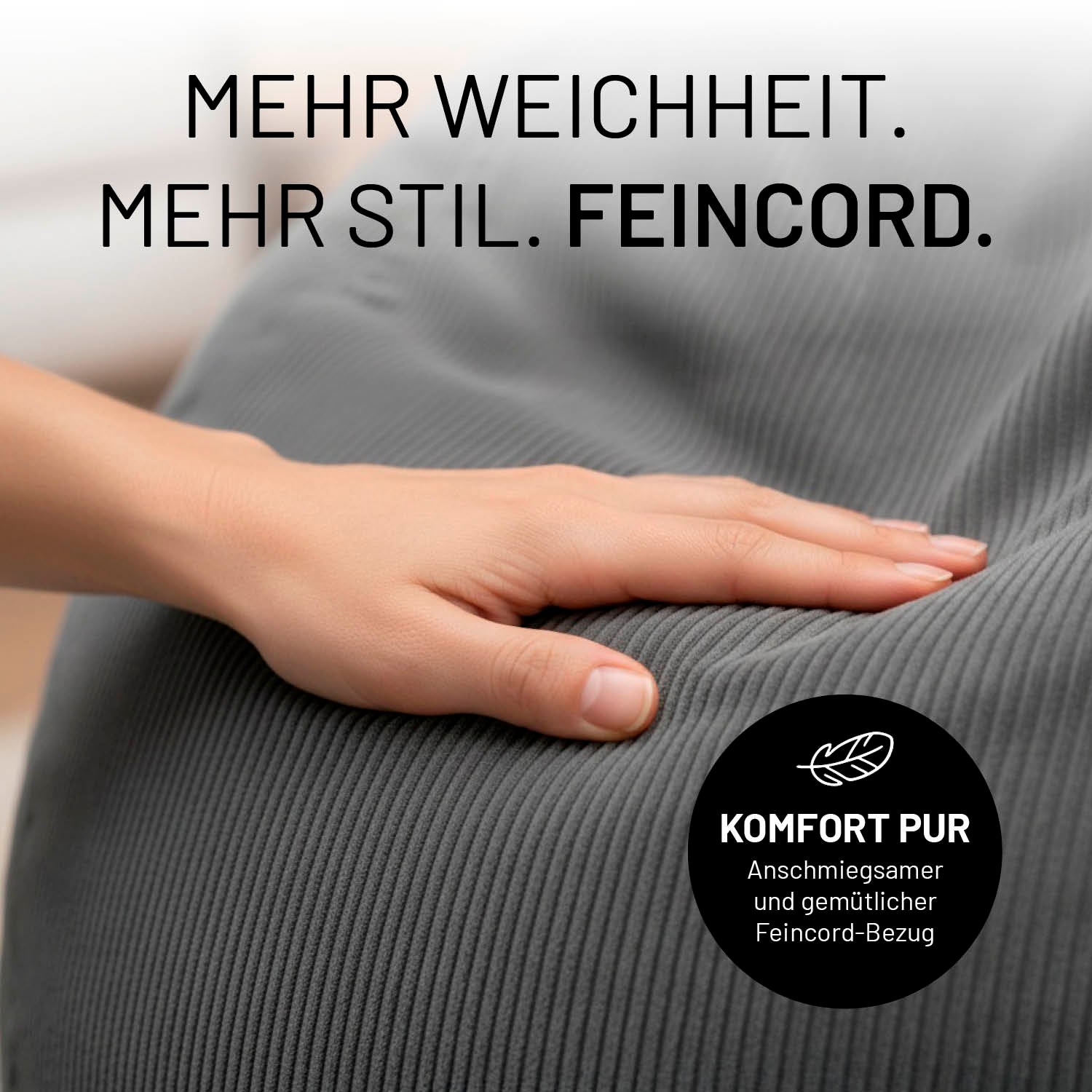 Eine Hand liegt auf dem grauen Feincord-Bezug eines Sitzsacks. Hinweis auf weiches Material, Komfort und anschmiegsame Oberfläche.