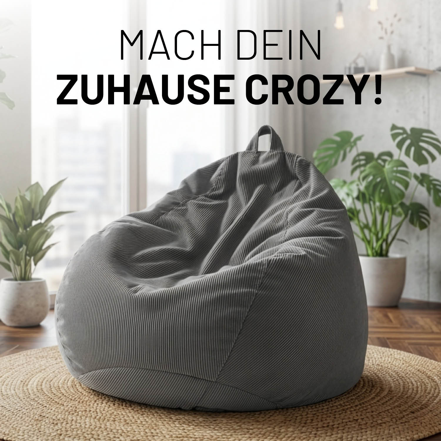 Grauer Feincord-Sitzsack mit Trageschlaufe im Wohnzimmer auf Teppich. Text „Mach dein Zuhause Crozy!“ über dem Sitzsack.